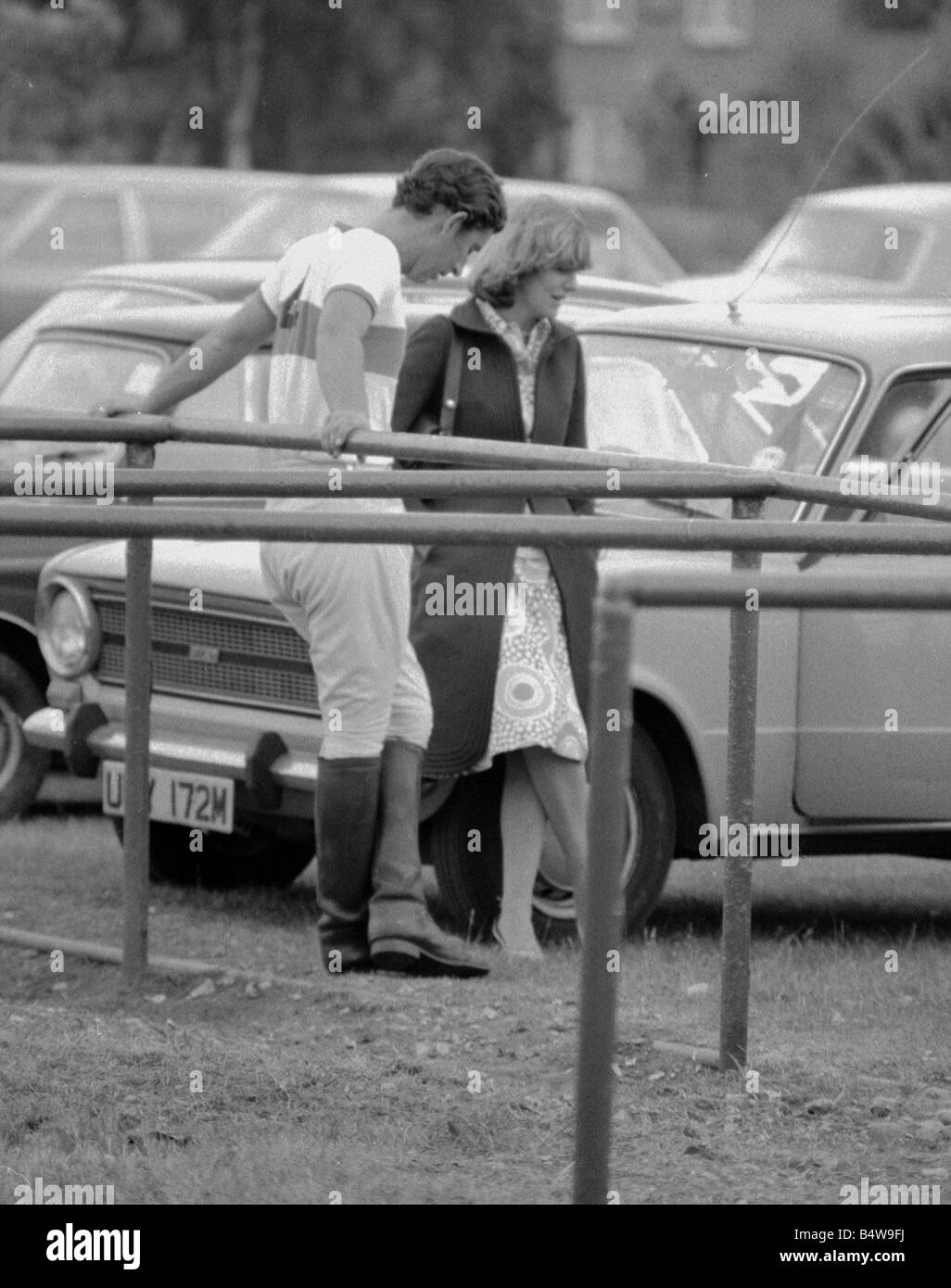 Le Prince Charles se penche en arrière sur les rampes pour qu'il s'entretient avec Camilla Parker Bowles lors d'une pause dans un jeu de polo à Windsor Great Park Royal Prince de Galles copine Sport1975 juin 1970 Mirrorpix Banque D'Images