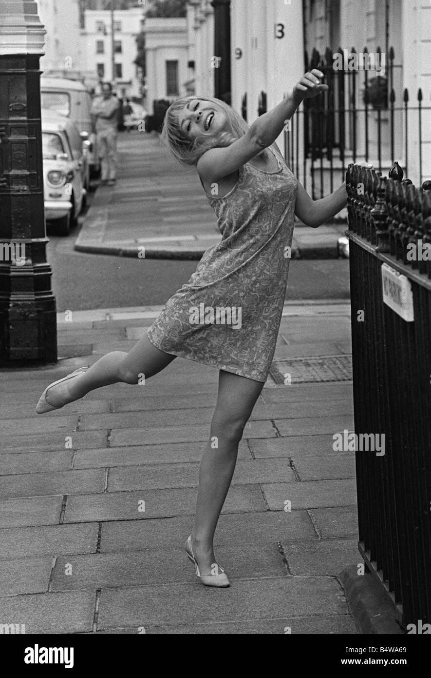 L'actrice britannique Barbara Ferris qui a joué la barmaid Nona Williams dans l'émission télévisée Coronation Street 1966 Banque D'Images