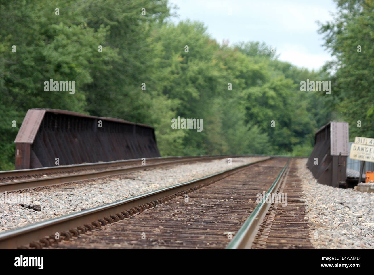 Le rail dans l'avant-plan dans l'accent d'un pont de chemin de fer et au Wisconsin Banque D'Images
