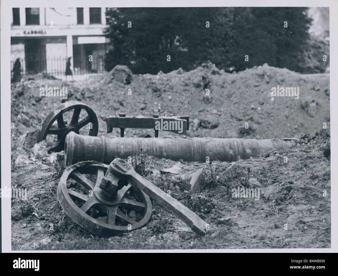 C'est un canon Russe/pistolet qui date de la guerre de Crimée (1854-1858). Il se présente en tant qu'il est devenu vert de Greyfriars victime de la Luftwaffe raid aérien sur Coventry en novembre 1940.;Novembre 1940 Banque D'Images