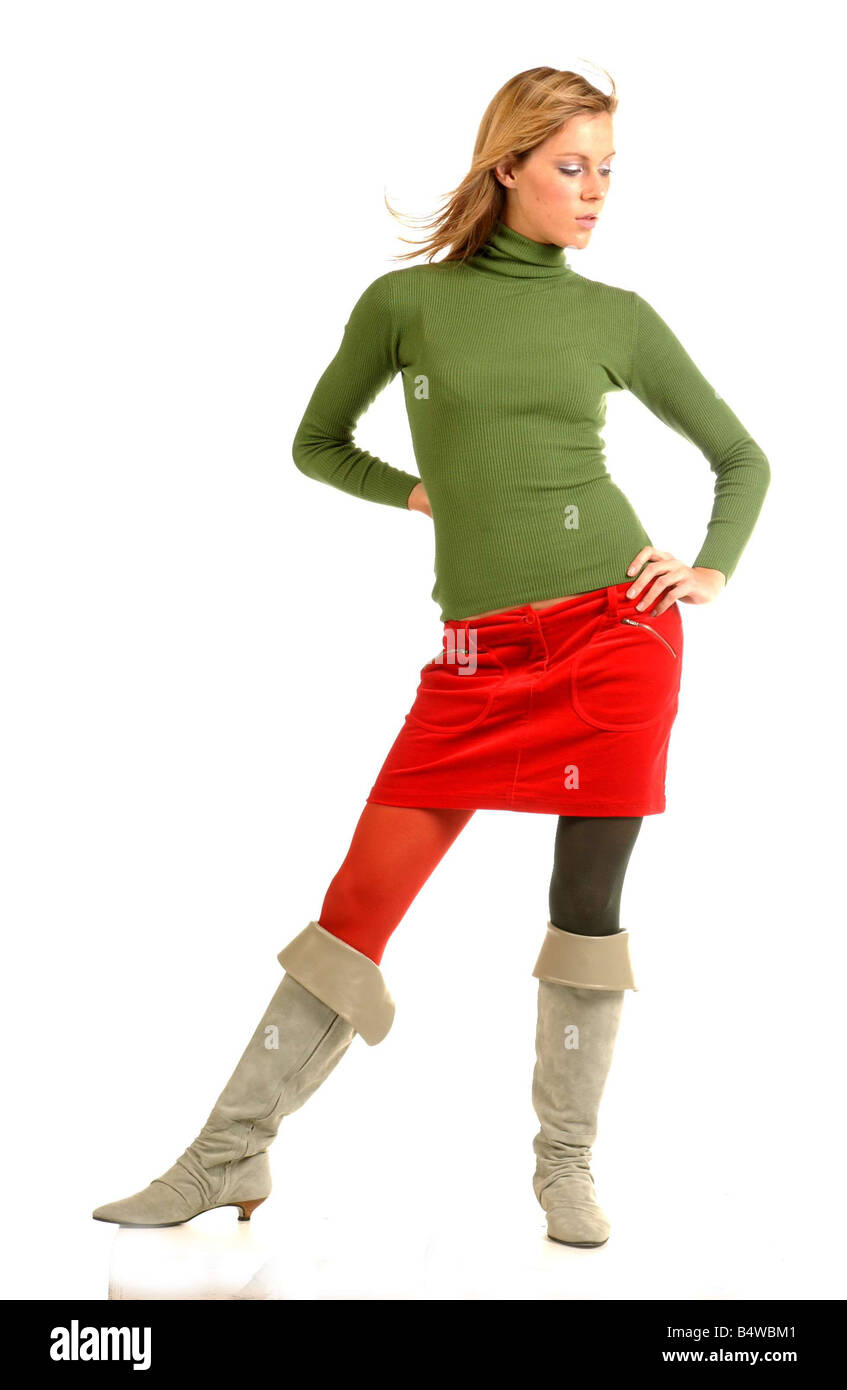 Fonction mode-modèle Septembre 2003 Alison portant une jambe rouge et une jambe mini jupe rouge-brun cavalier vert bottes beige Banque D'Images Fonction mode-modèle Septembre 2003 Alison portant une jambe rouge et une jambe mini jupe rouge-brun cavalier vert bottes beige Banque D'Images