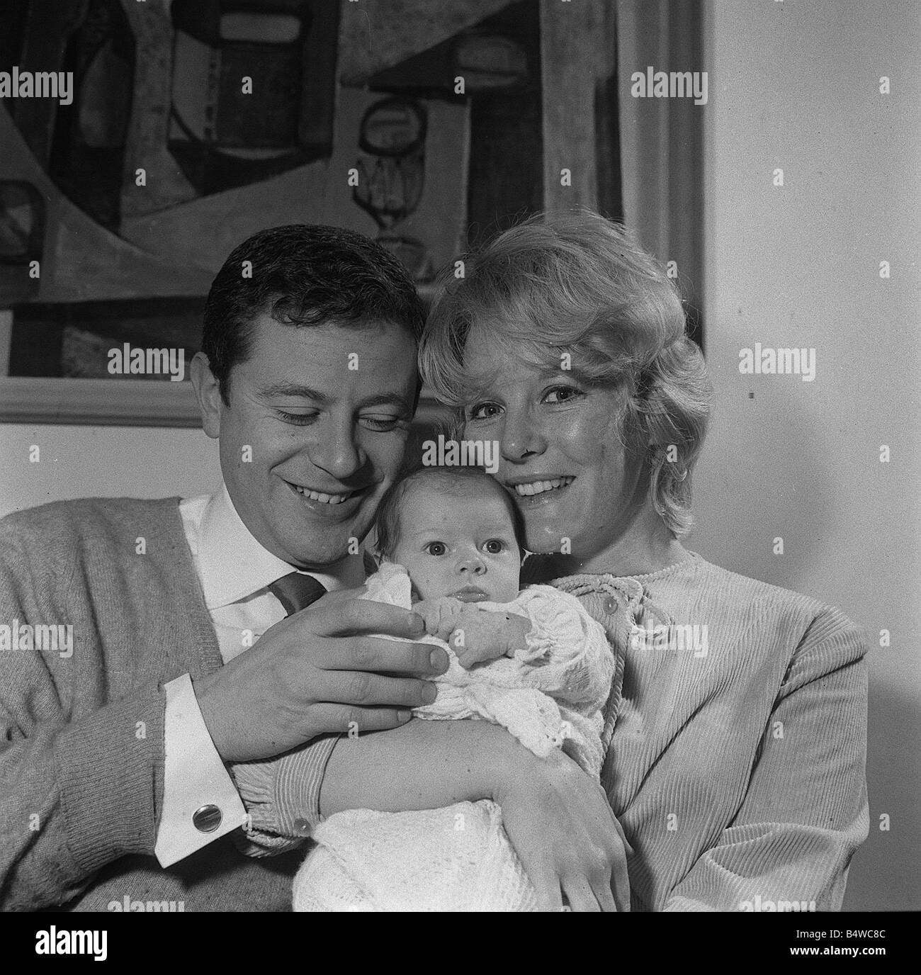 Greenwell 16162 Q525 La célèbre chanteuse et actrice Petula Clark avec son mari Claude Wolfe et leur bébé de 5 semaines fille Barbara Michelle Y2K2 dtgu la renommée Banque D'Images