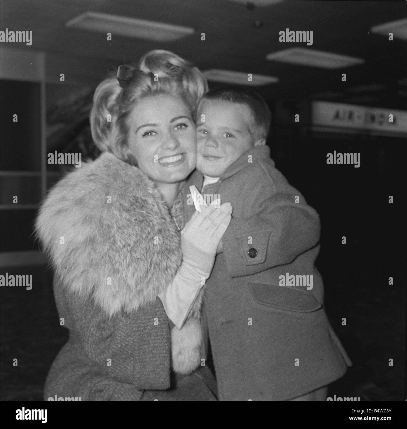 L'actrice Jill Ireland et son fils Paul l'âge de 4 ans arrivant à l'aéroport de London 83 99 Q8347 Box 142 L'actrice Jill Ireland avec son jeune fils Banque D'Images