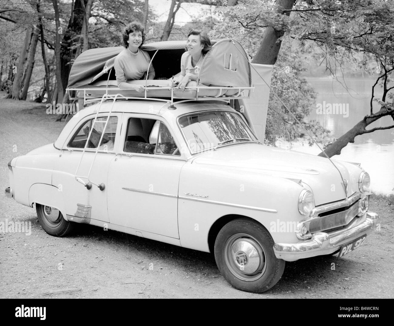Nos deux modèles de la diane de garder un œil sur la météo anglais imprévisibles, car elles illustrent la nouvelle voiture tente, conçu de manière à ce rack Banque D'Images