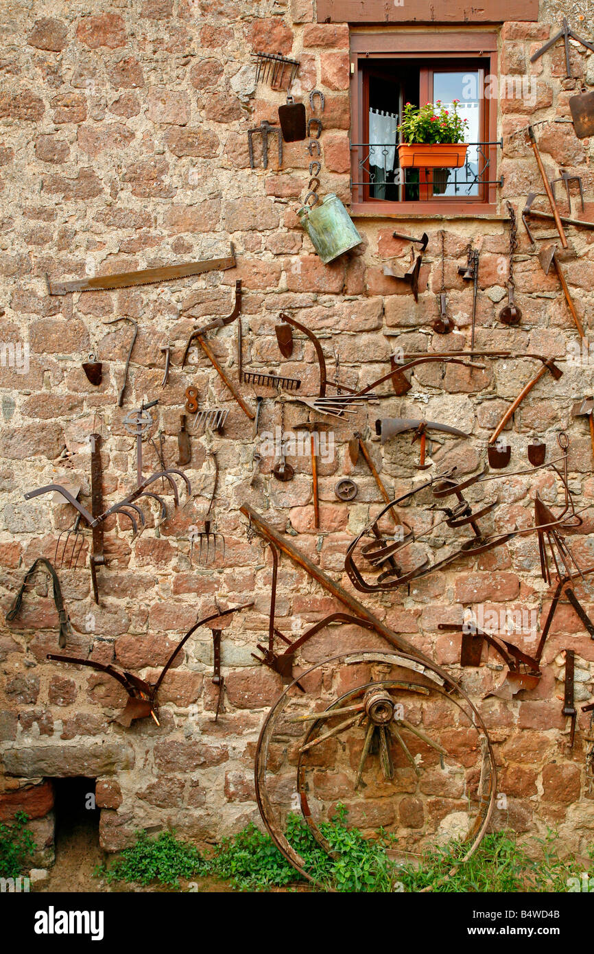 Outils rural antique dans une antique mur d'une maison. Prades (Barcelona) Catalogne Espagne Banque D'Images