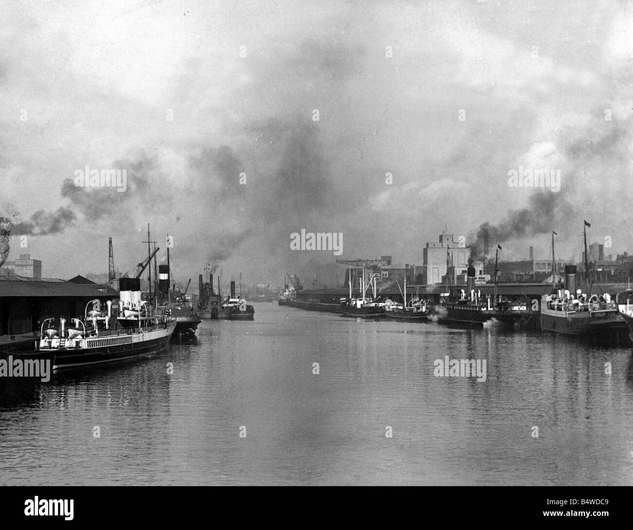 Clyde Glasgow 1947 péniches barges bateaux bateaux à vapeur de fumée Scène de rivière grues grue Juin 1947 Mirrorpix Banque D'Images