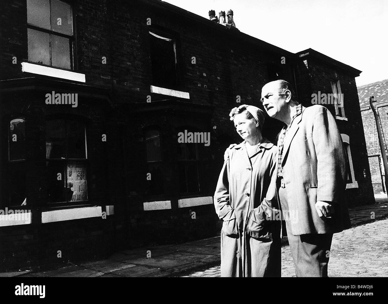 Jean Alexander actrice qui a joué dans Hilda Ogden série Coronation Street en compagnie de Bernard Youens sa co star faisant une visite nostalgique en 1971 à Salford Lancashire Archie street le réglage original pour Coronation Street pour le regarder en démolition Banque D'Images