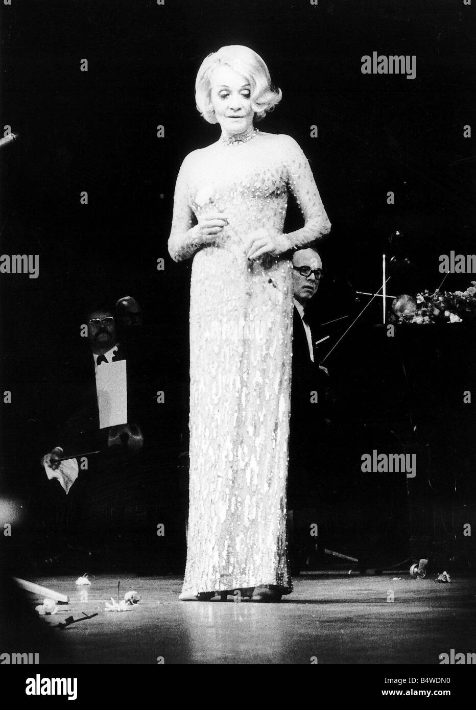 L'actrice Marlene Dietrich sur la scène du théâtre de Wimbledon Banque D'Images