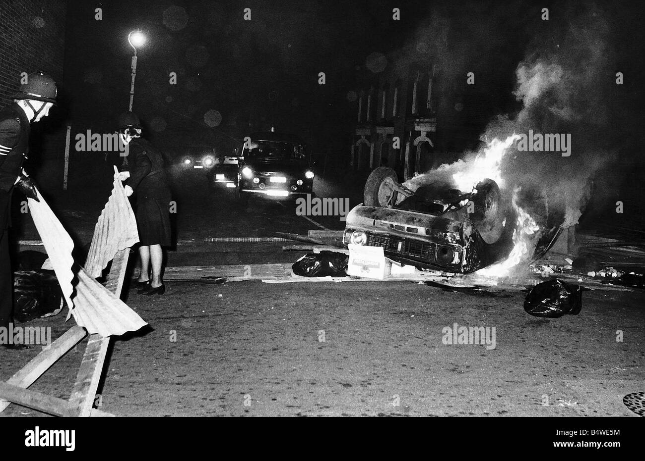 Renversé une voiture est incendiée et utilisé comme une barricade Msi Dbase Banque D'Images