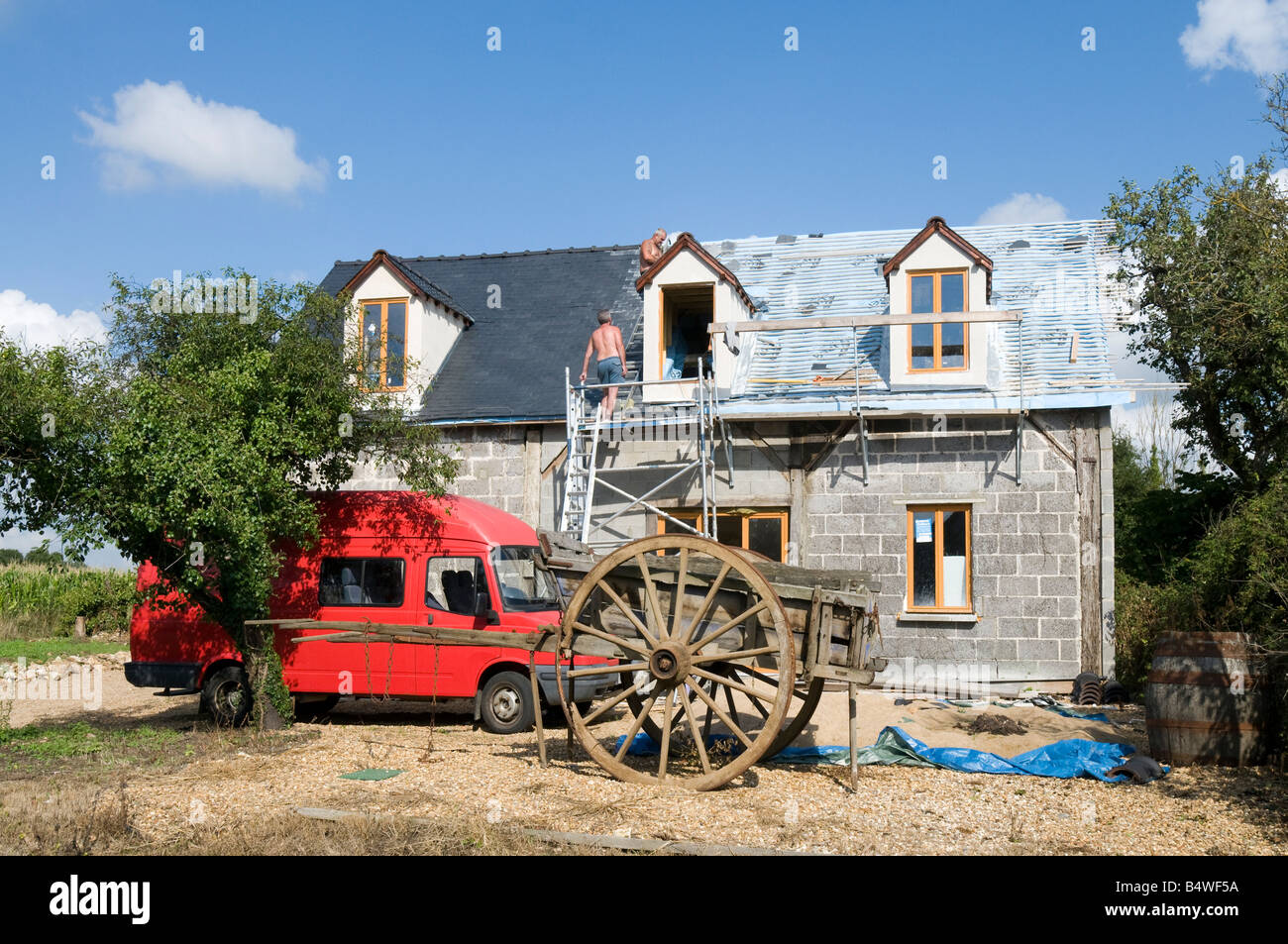 Ancienne ferme traditionnelle panier et ex-Royal Mail van in front of barn conversion, sud-Touraine, France. Banque D'Images