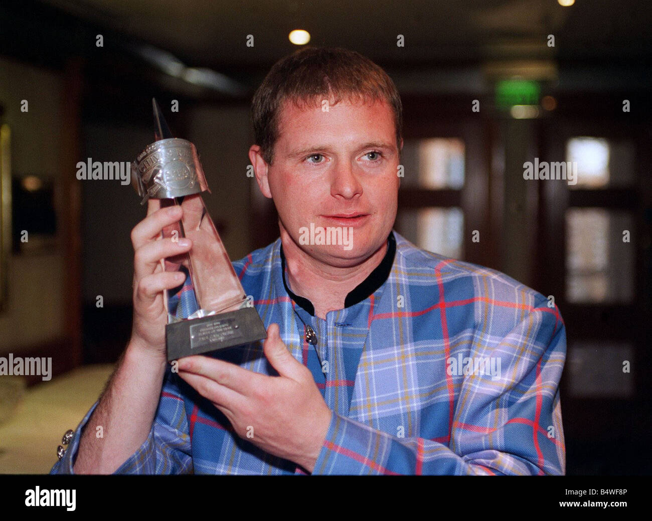 Paul Gascoigne Rangers Football Player avec trophée Banque D'Images