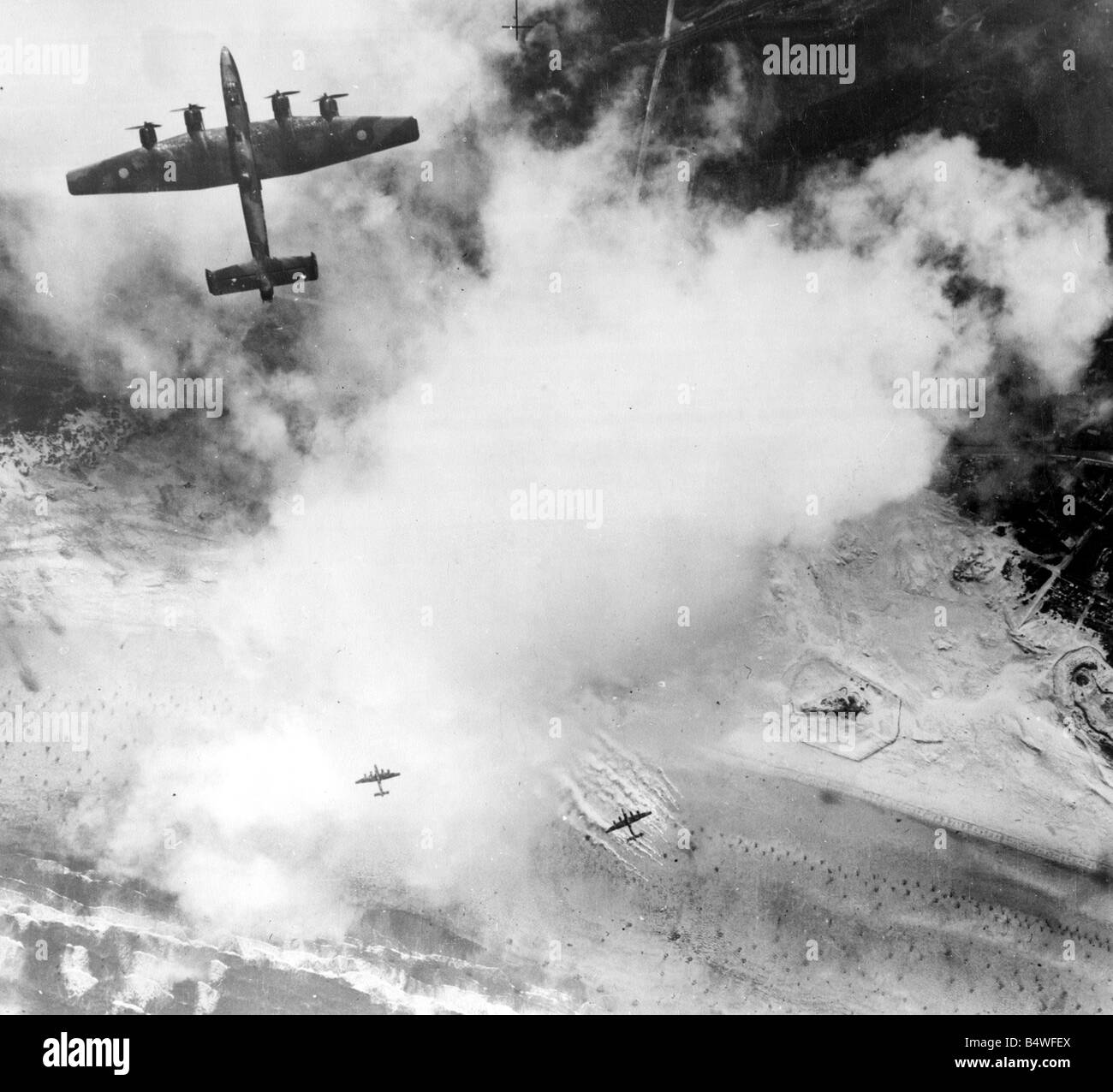 Un moteur à quatre positions fortifiées attaque de bombardiers Halifax à Calais dans le Nord de la France lors d'un raid de la RAF pendant la Seconde Guerre Mondiale septembre 1944 Banque D'Images