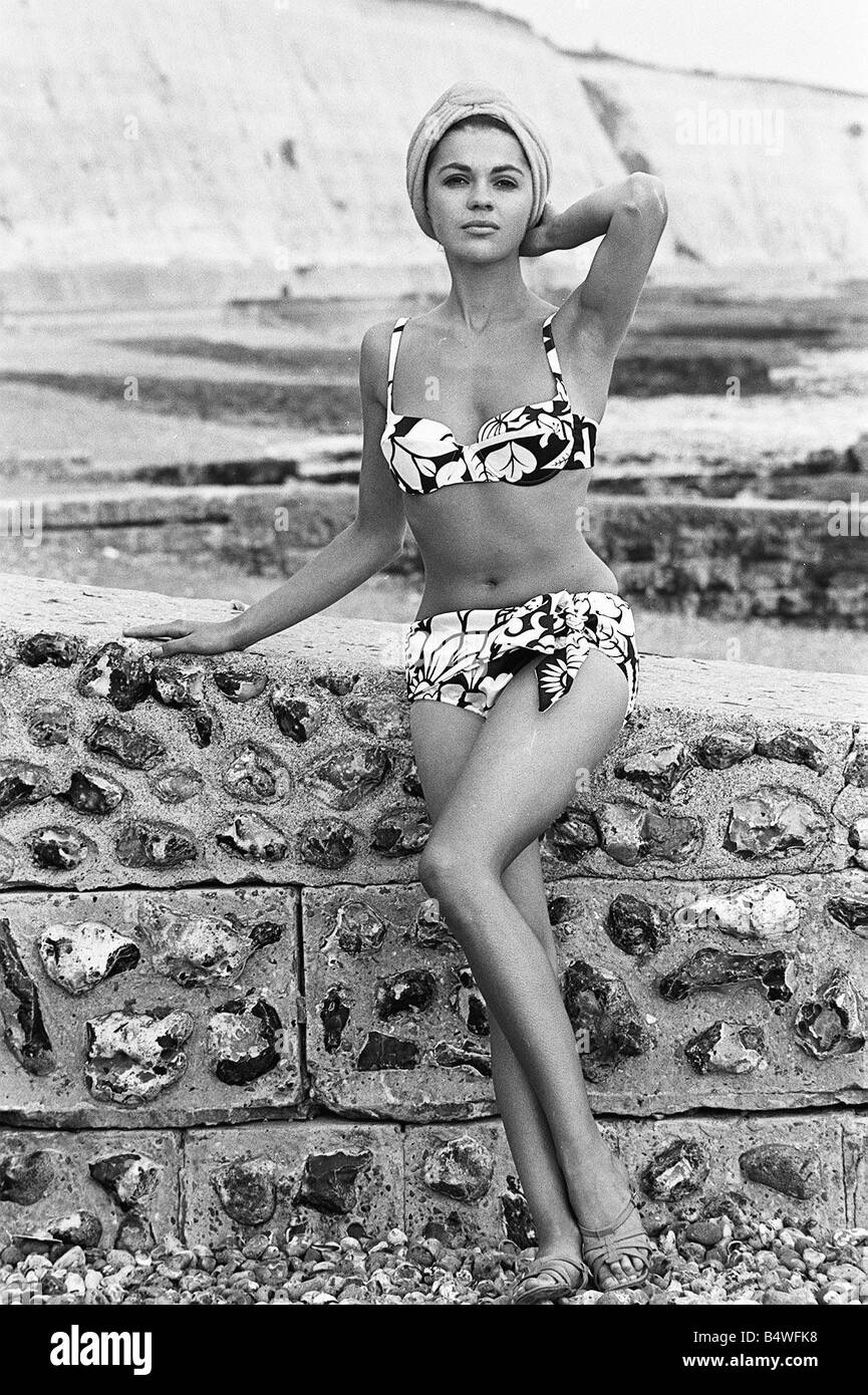 L'actrice Virginia North qui a été un Bond Girl dans le film de James Bond  sur Sa Majesté s Secret Service 1967 Photo Stock - Alamy