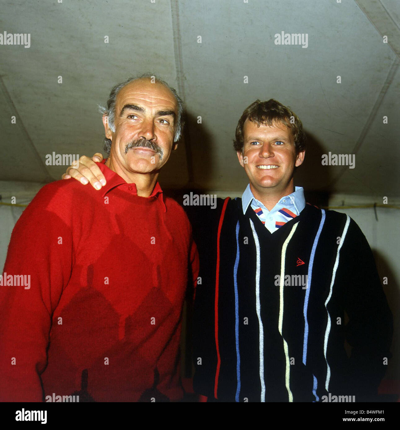 Sandy Lyle avec bras autour de Sean Connery Octobre 1991 Banque D'Images