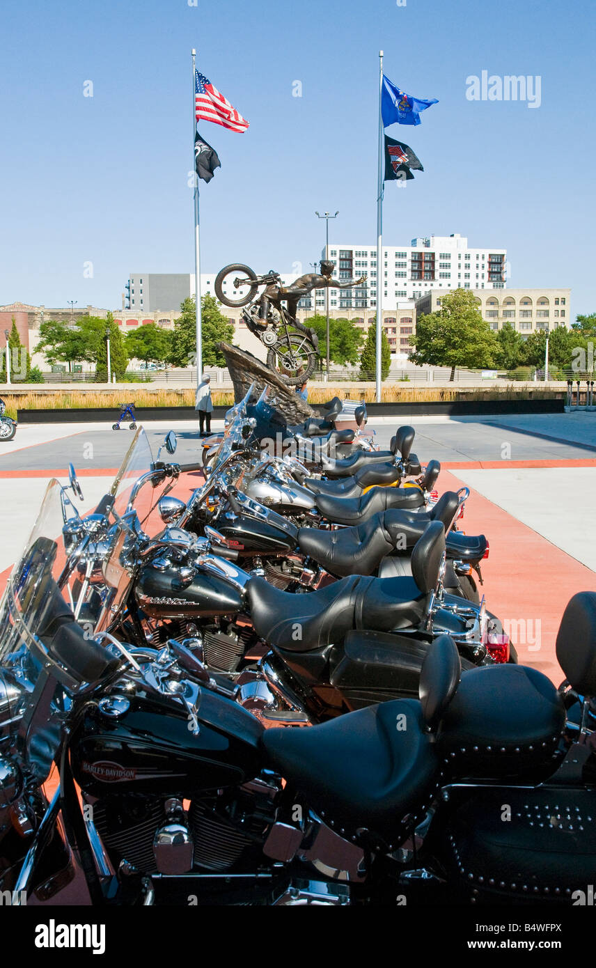 Motorcycles & Hillclimber statue à l'extérieur du nouveau Musée Harley-Davidson à Milwaukee, Wisconsin, États-Unis Banque D'Images