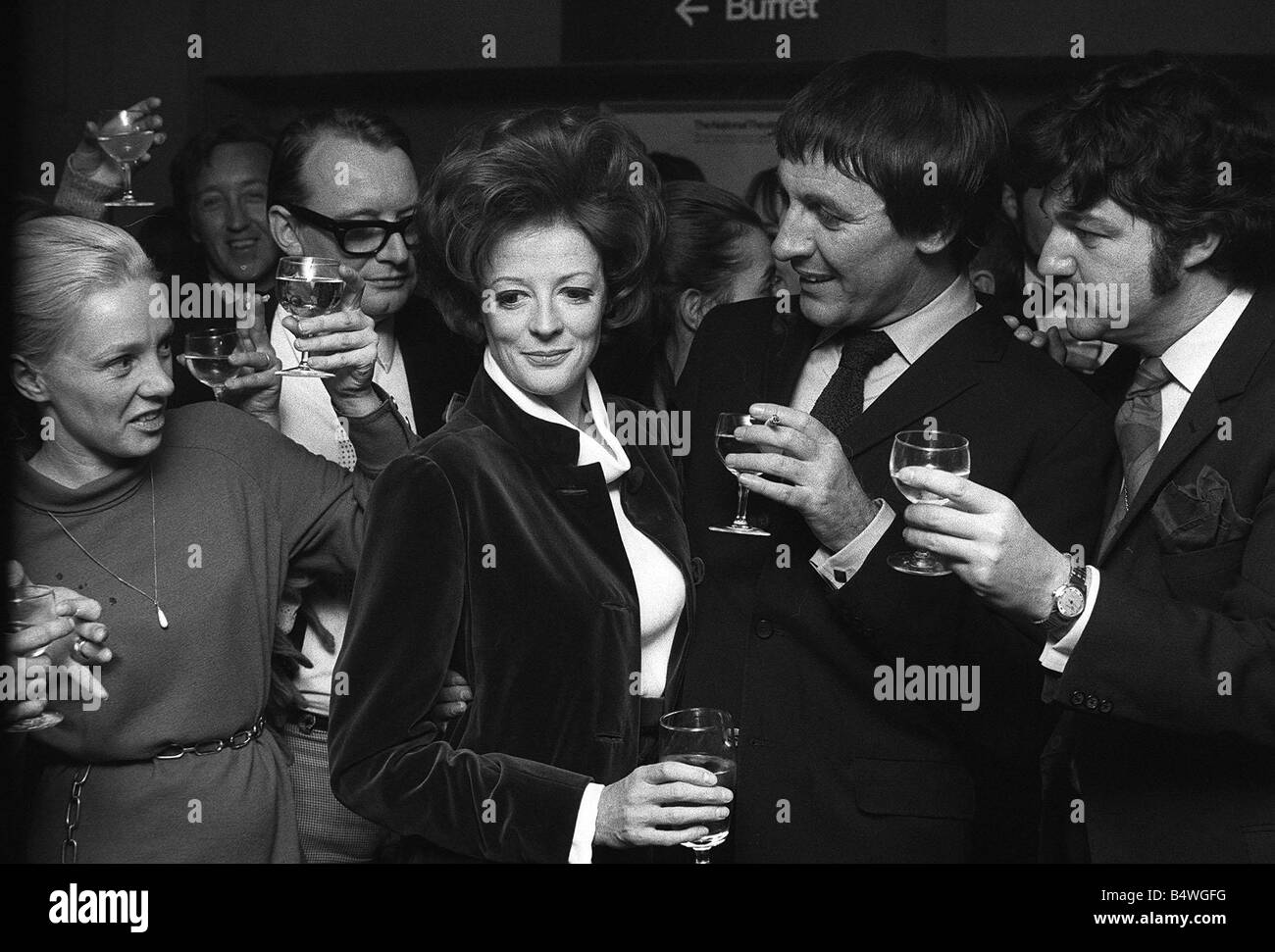 Maggie Smith en 1970 avec son mari Robert Stevens et fête ses amis Oscar gagnant prix avec un petit parti à la Cale Bar dans le Old Vic sur la nuit de sa première performance Banque D'Images