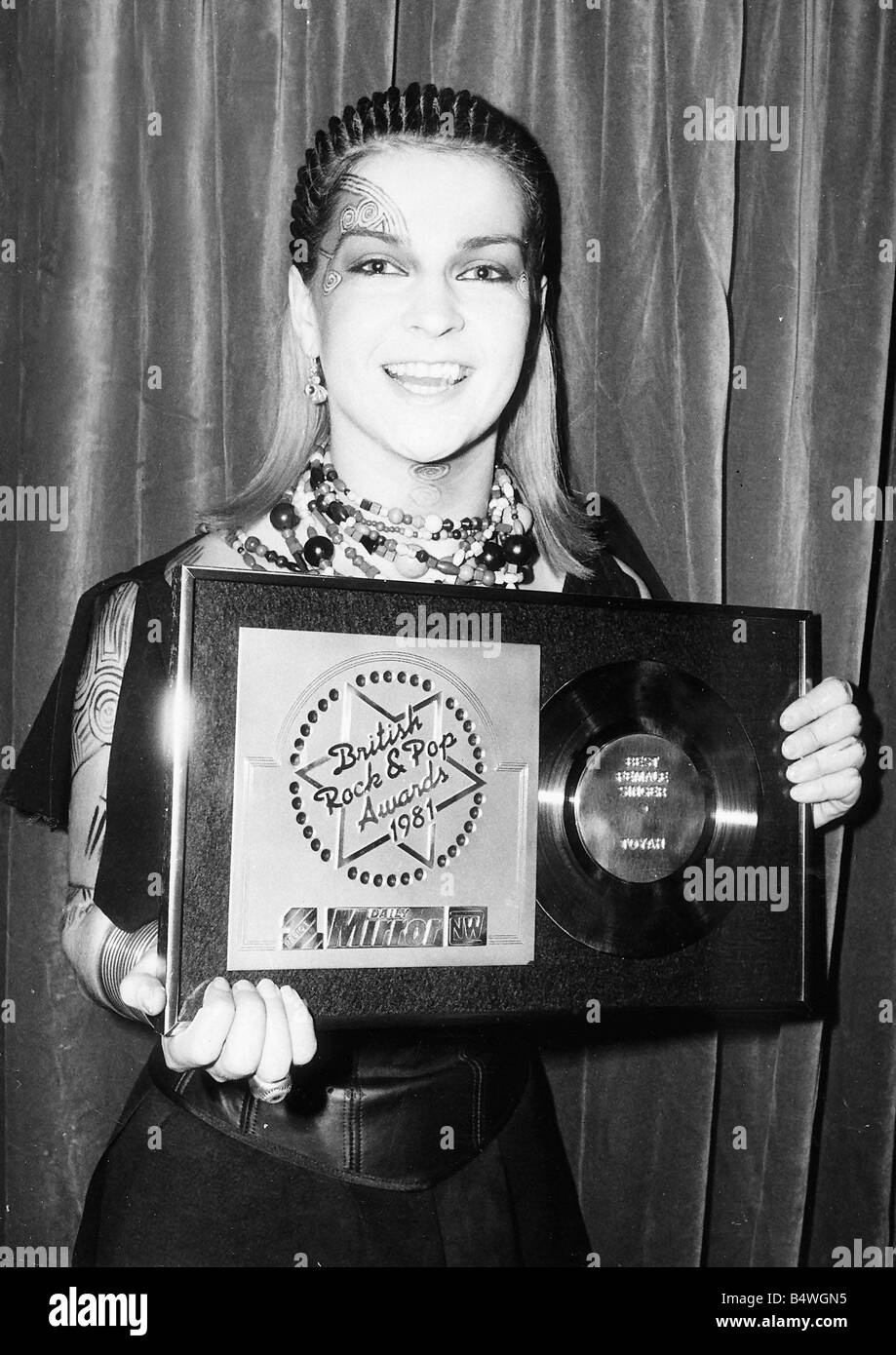 Toyah Wilcox meilleure chanteuse féminine de l'année 1981 en photo Février 1982 peinture sur corps peinture sur visage maintenant le prix de Meilleure chanteuse Banque D'Images