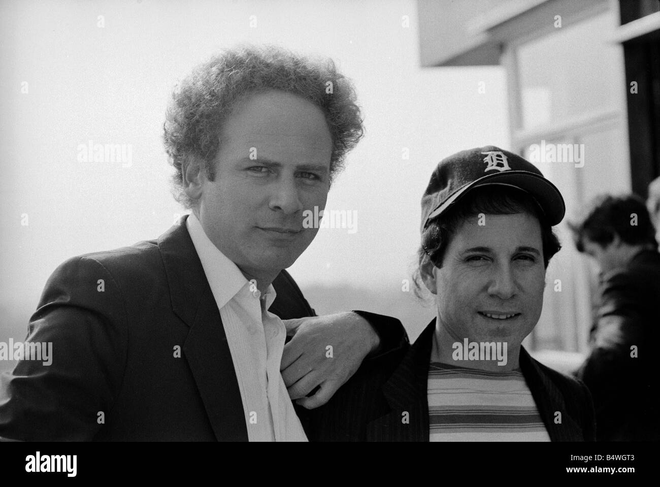 Paul Simon et Art Garfunkel re unir le célèbre duo a donné une conférence de presse au Carlton Tower Hotel avant un concert de l'Union européenne re à Wembley le 19 juin 1982 Avril 1980 Mirrorpix Banque D'Images