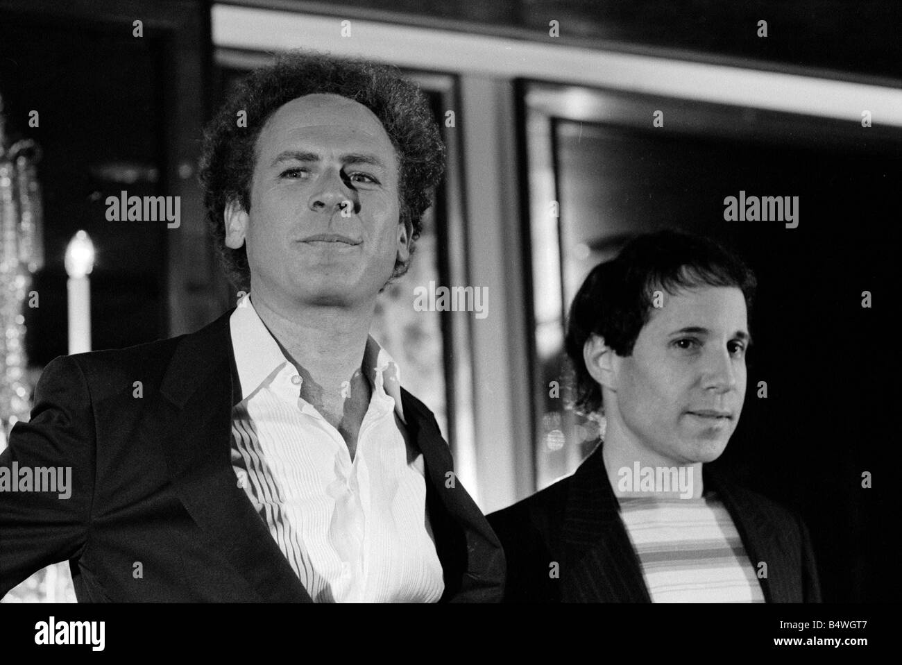 Paul Simon et Art Garfunkel re unir le célèbre duo a donné une conférence de presse au Carlton Tower Hotel avant un concert de l'Union européenne re à Wembley le 19 juin 1982 Avril 1980 Mirrorpix Banque D'Images