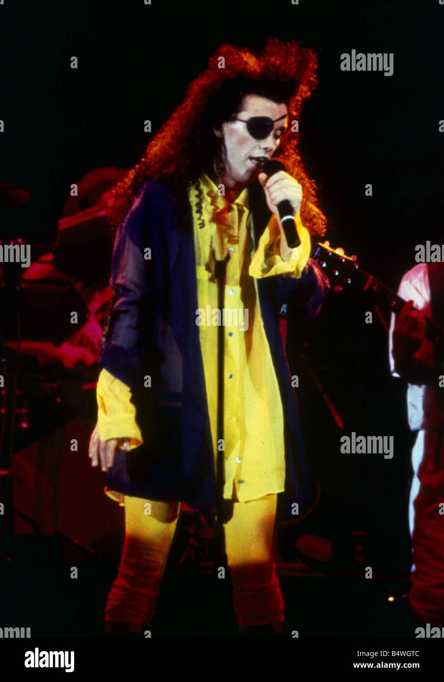 Interprète Pete Burns du groupe pop morts ou vivants performing live on stage Septembre 1985 Banque D'Images