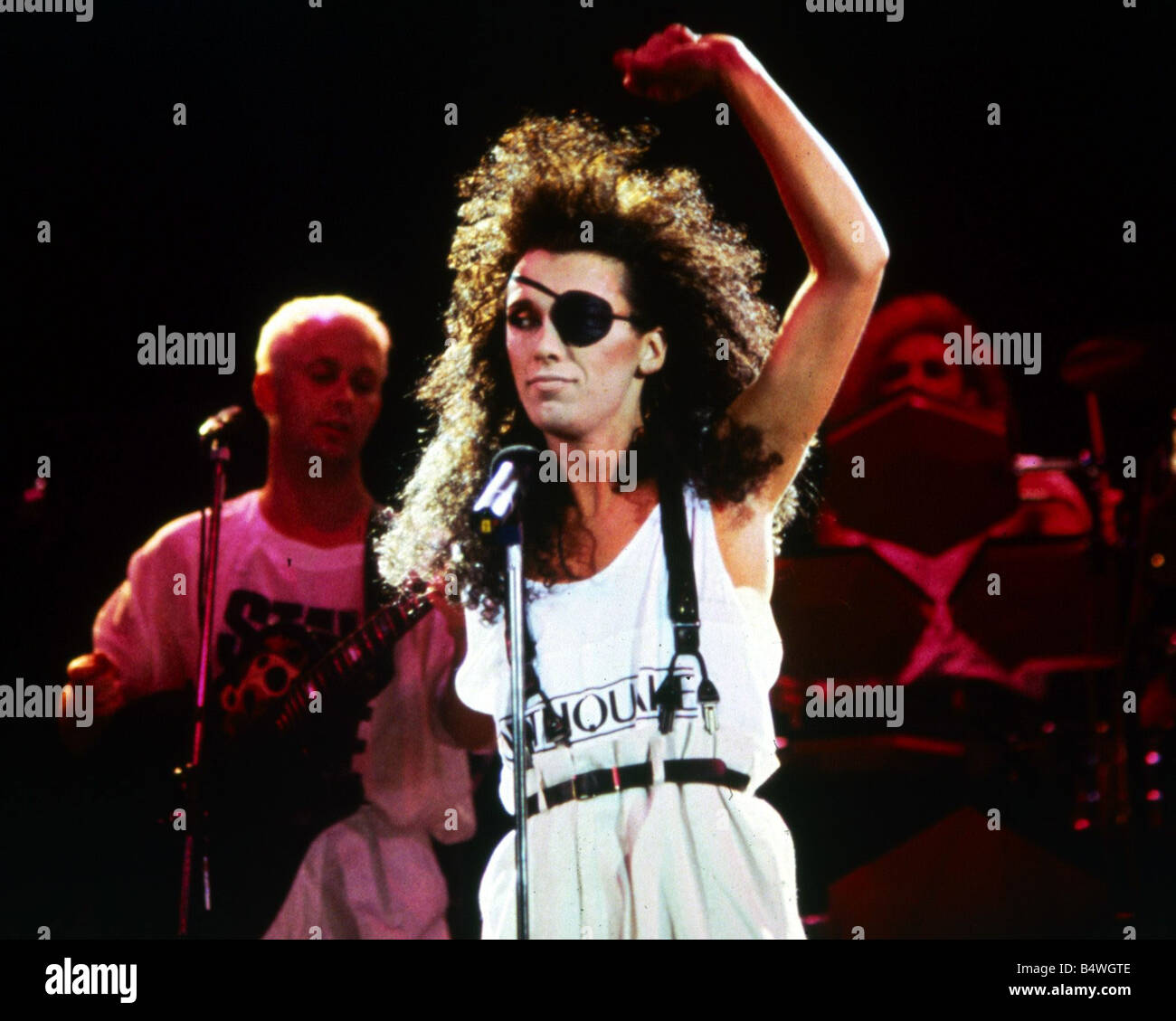 Interprète Pete Burns du groupe pop morts ou vivants performing live on stage Septembre 1985 Banque D'Images