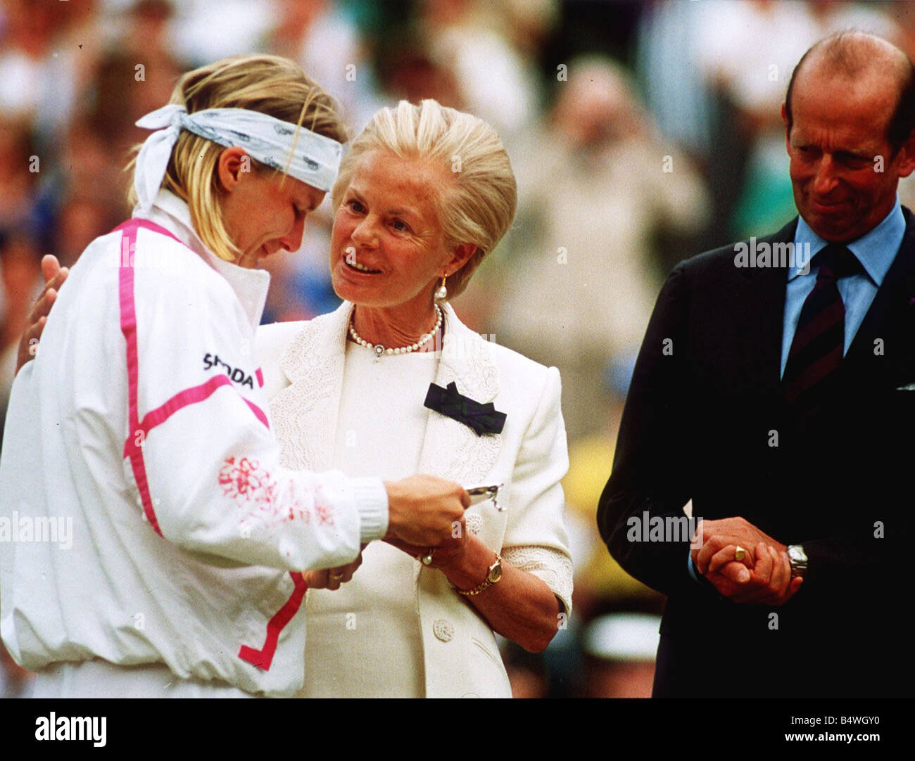 Duchesse de Kent à Wimbledon 1993 avec le finaliste vaincu Jana Novotna Sport Y2K2K Y L'image finale dames à Wimbledon s'est terminé en larmes quand Steffi Graf beat Jana Novotna pour remporter le titre Graf avait été 14 vers le bas dans l'ensemble final mais mis en scène un étonnant comeback gagner le match 7 6 1 6 6 4 La duchesse de Kent était sur place pour consoler les dtgu affolé Novotna weby2 Banque D'Images