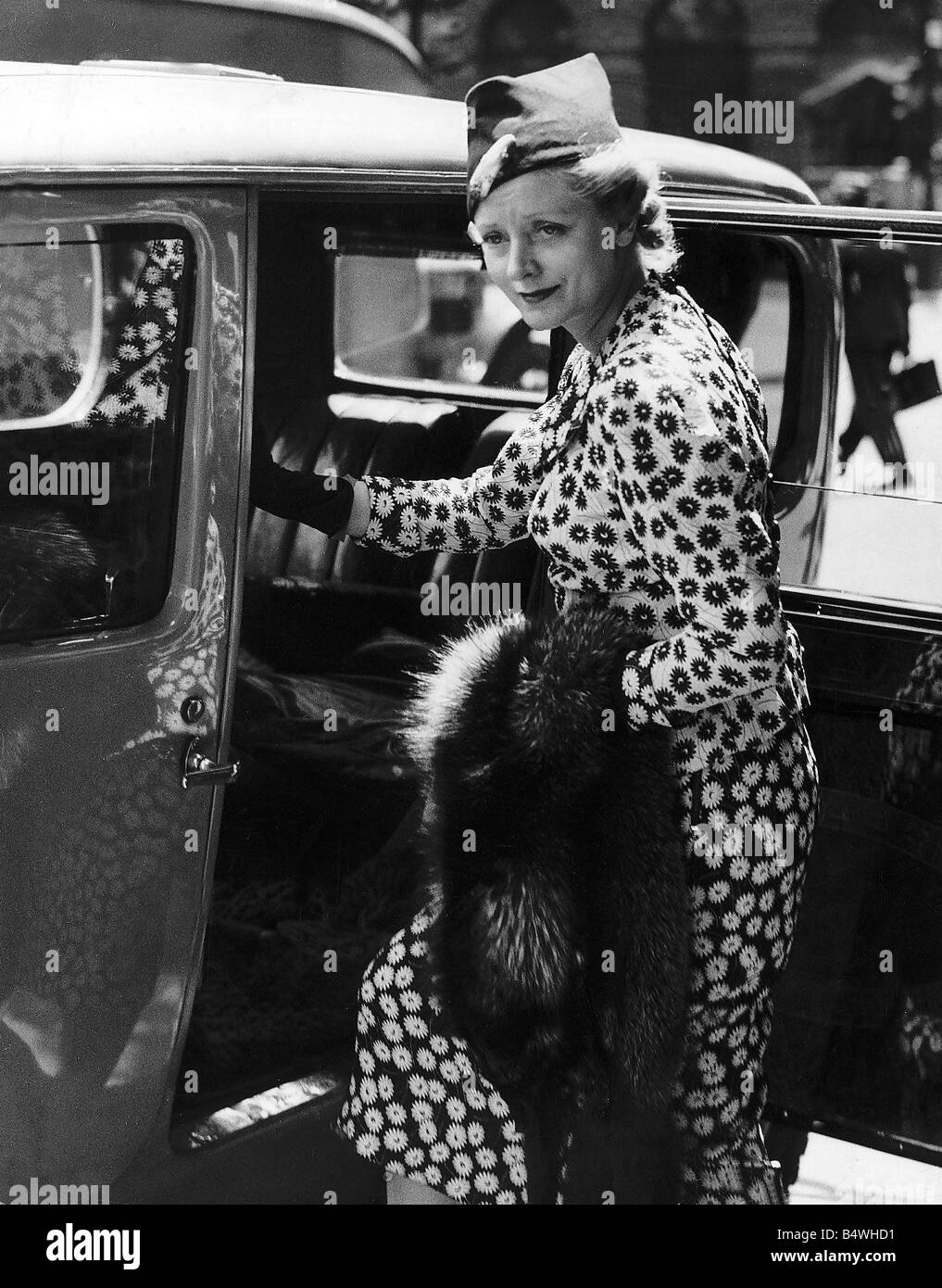 L'actrice Evelyn Laye laissant le tribunal aujourd'hui Banque D'Images