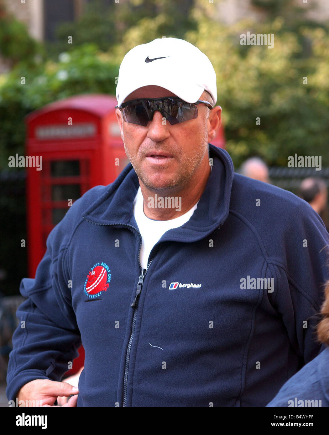 Légende Ian Botham de cricket à Cambridge aujourd'hui dans le cadre de son 17 city uk tour afin d'aider à recueillir des fonds pour la recherche sur la leucémie et Teenage Cancer Trust Ian a été rejoint sur sa marche par Alistair Campbell Octobre 2006 Banque D'Images