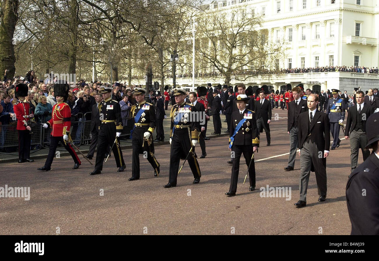 Le Prince et le prince Charles prince Philipp Princess Anne l'comte de Wessex première rangée L R vicomte Linley 2e rangée 2ndR et Prince William Prince Harry R 2ème rangée Peter Phillips à pied aux funérailles pour la reine Elizabeth la reine mère en dehors de Westminster Hall à Londres le 9 avril 2002 Des milliers payé leur dernière respecte les quatre derniers jours de la Reine Mère, qui est décédée le 30 mars après ses funérailles plus tard aujourd'hui, elle sera inhumée à St George s Chapelle à Windsor à côté de son défunt mari, le roi George VI Mirrorpix Banque D'Images