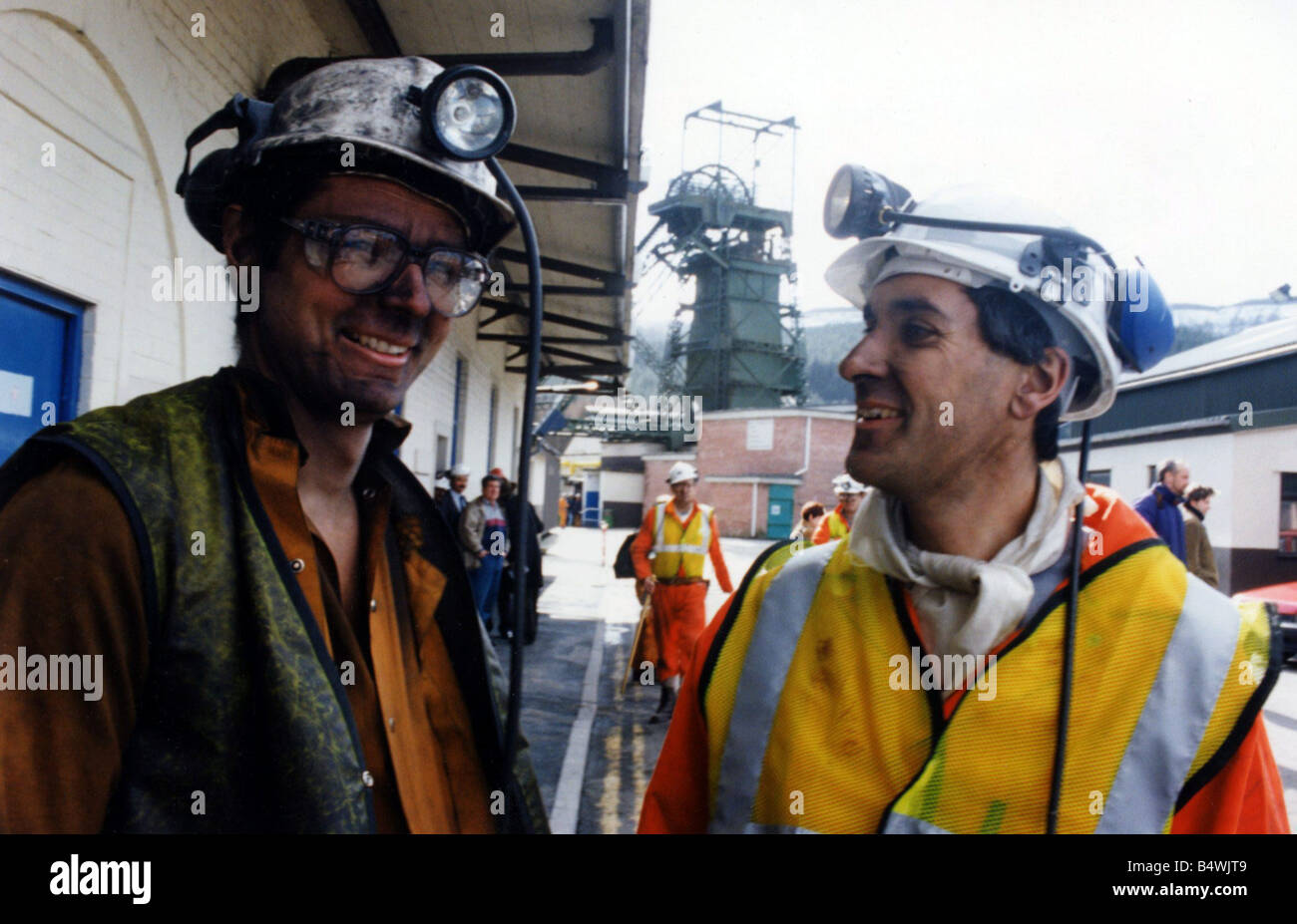 John Redwood Miner Andrew Walker répond à gauche le secrétaire d'État pour le pays de Galles John Redwood, lors de sa visite à Tower Colliery au Banque D'Images