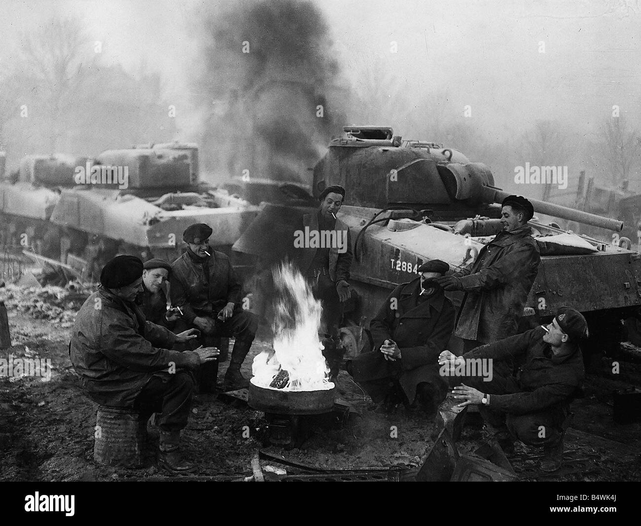 La Seconde Guerre mondiale, la Belgique 2 décembre 1944 troupes d'une unité de récupération du réservoir vous détendre autour d'un feu en Belgique Banque D'Images