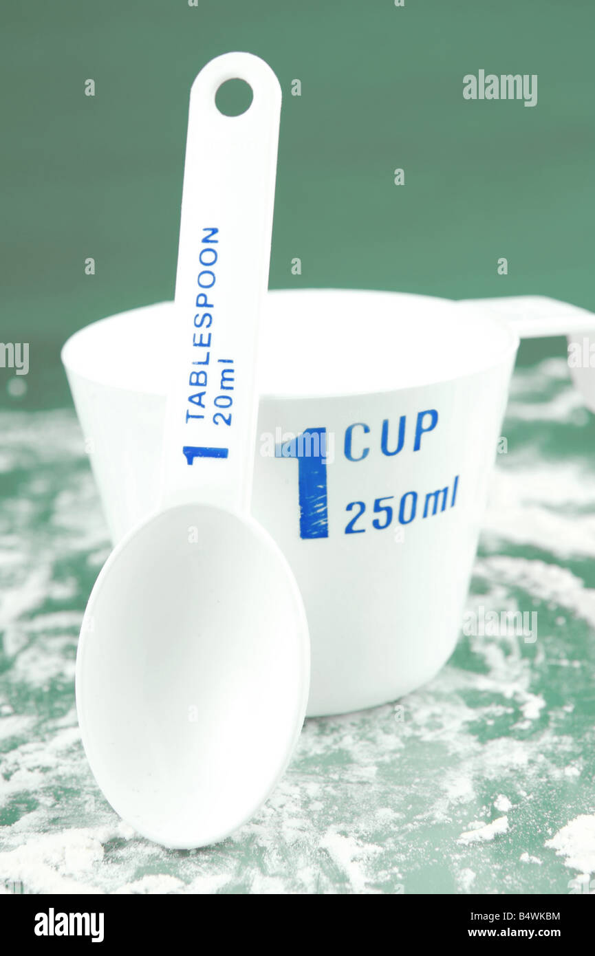 Tasses à mesurer isolé sur fond vert Banque D'Images