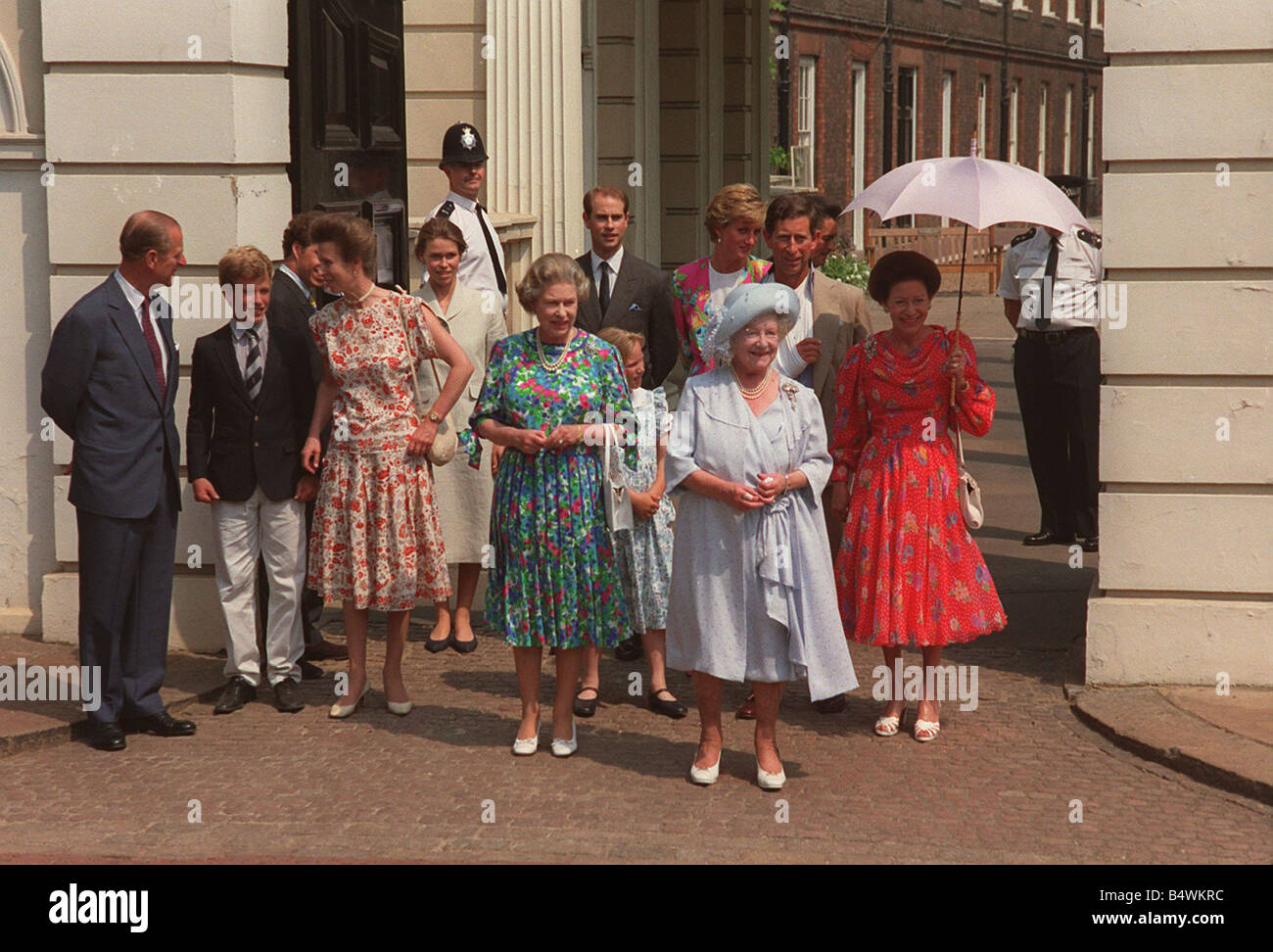 Reine Mère Anniversaires Août 1990 sur son 90e anniversaire à l'extérieur de la Clarence House avec d'autres membres de la famille royale Banque D'Images