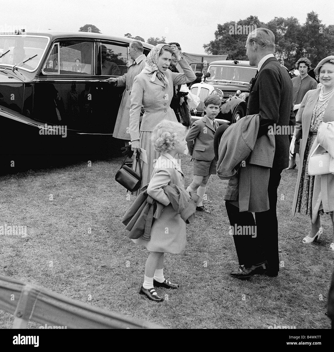 Son Altesse Royale la Reine Elizabeth ll juin 1955 et la Famille Royale regarder polo à grand parc de Windsor Mirrorpix Banque D'Images