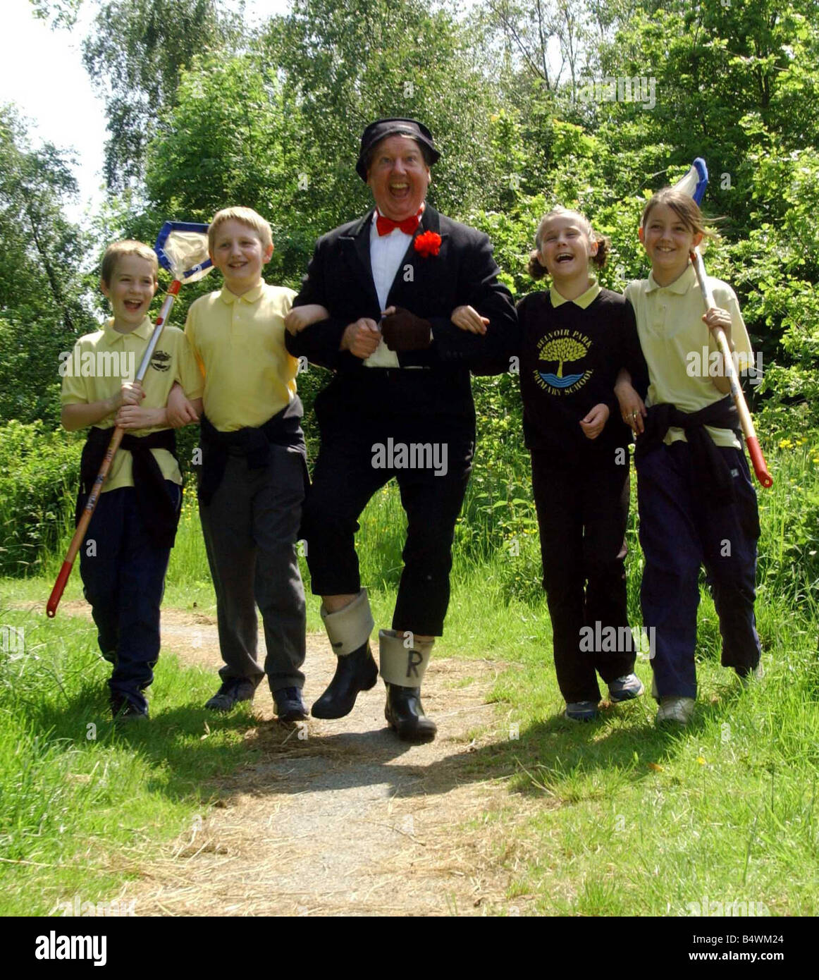 Jimmy Cricket à Belvoir Bois Juin 2003 Jimmy Cricket dans Belvoir Belvoir en bois avec les élèves de l'école primaire James Stewart Andrew Johnston Rebecca Milburn et Carrie Lally Banque D'Images