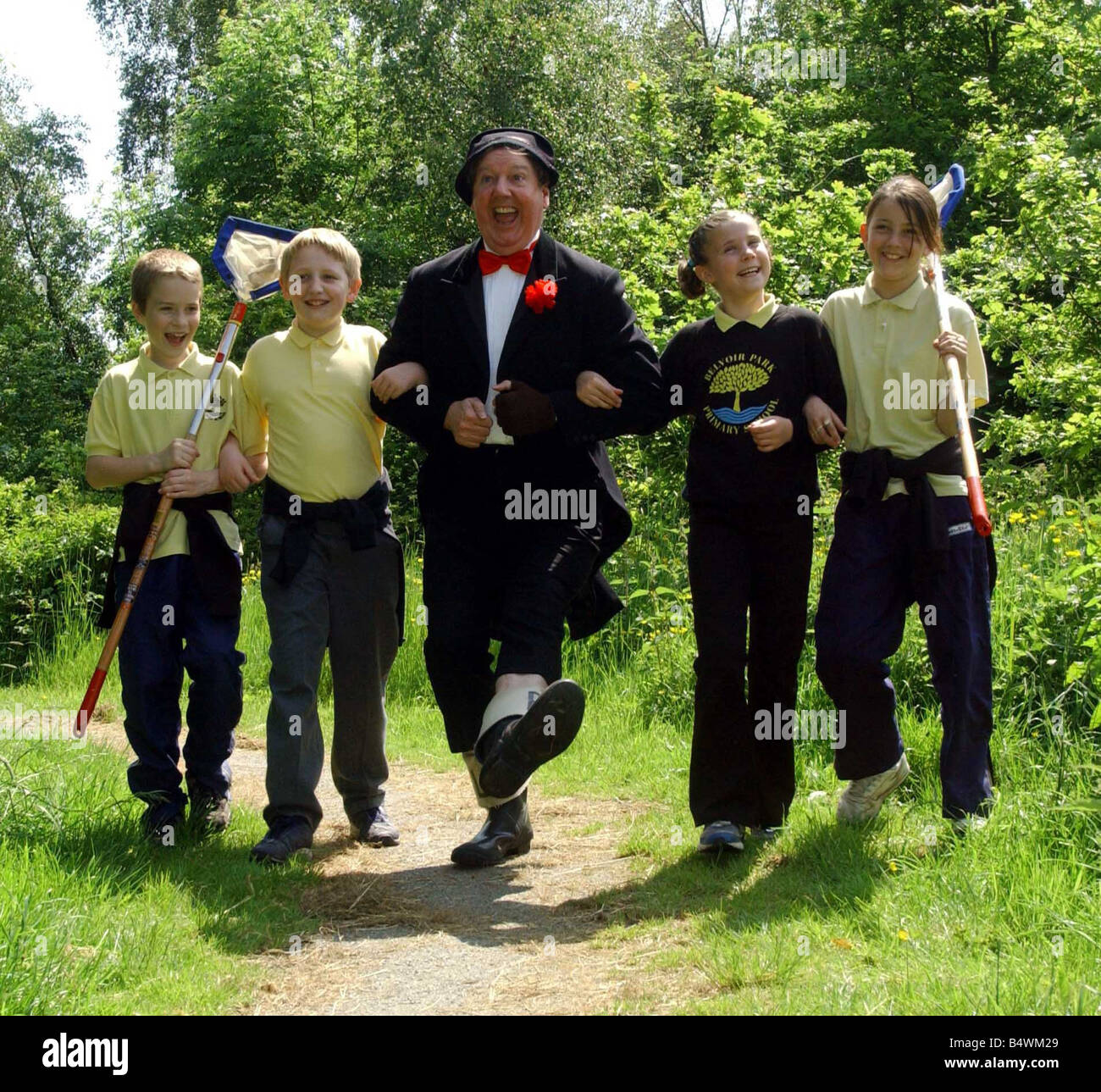 Jimmy Cricket à Belvoir Bois Juin 2003 Jimmy Cricket dans Belvoir Belvoir en bois avec les élèves de l'école primaire James Stewart Andrew Johnston Rebecca Milburn et Carrie Lally Banque D'Images