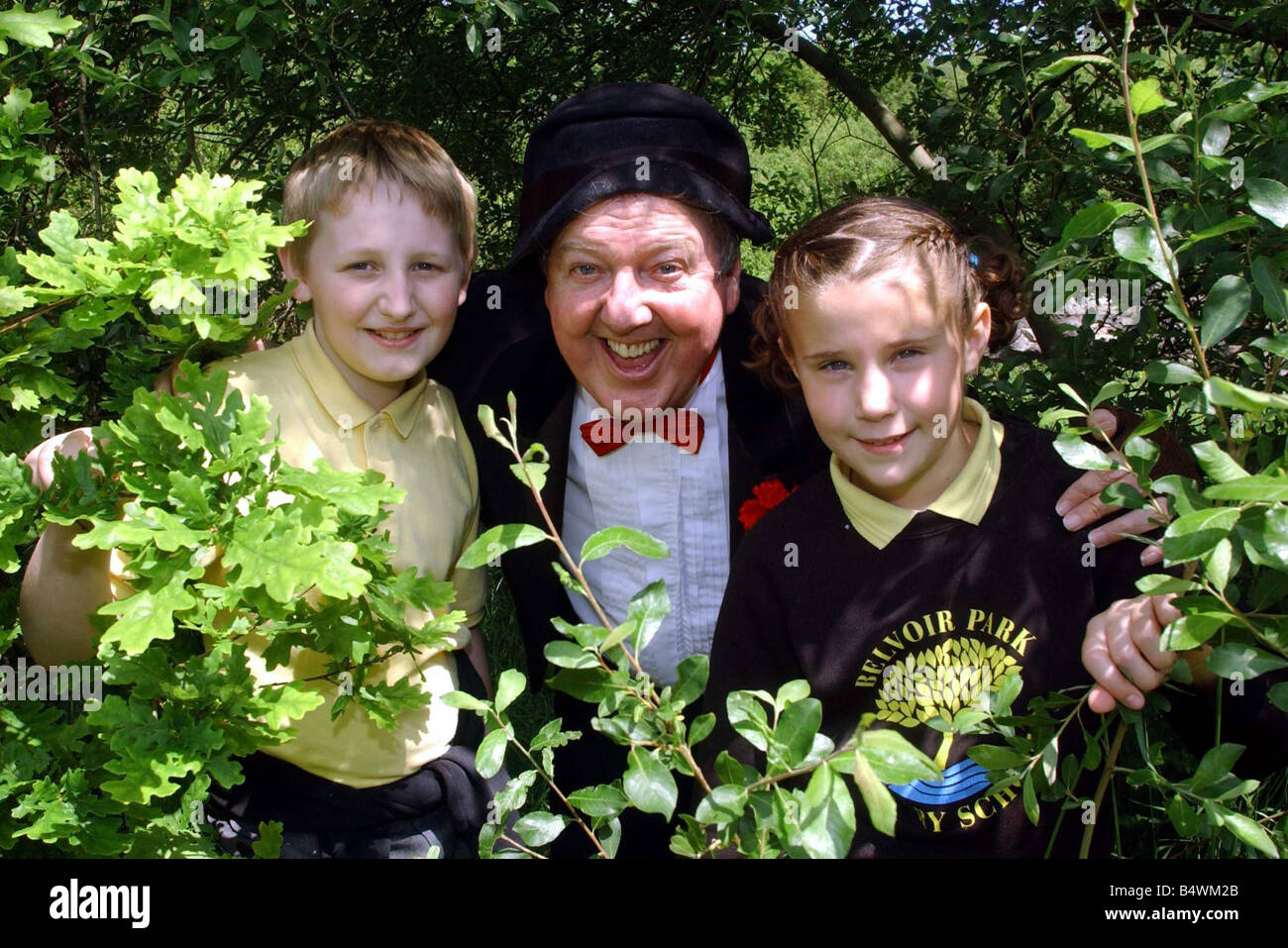 Jimmy Cricket à Belvoir Bois Juin 2003 Jimmy Cricket dans le Woodland Trust s'inspirer à bois Belvoir écoliers à propos de Woodland et de la nature avec les élèves de PS Belvoir Andrew Johnston et Rebecca Milburn Banque D'Images