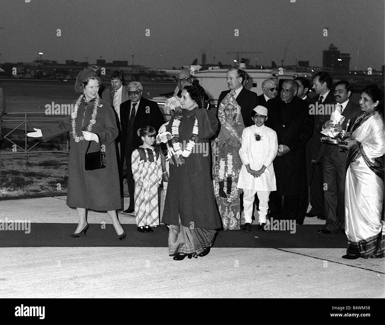 Mme Margaret Thatcher à l'aéroport de Londres Mars 1982 avec Mme Gandhi Banque D'Images