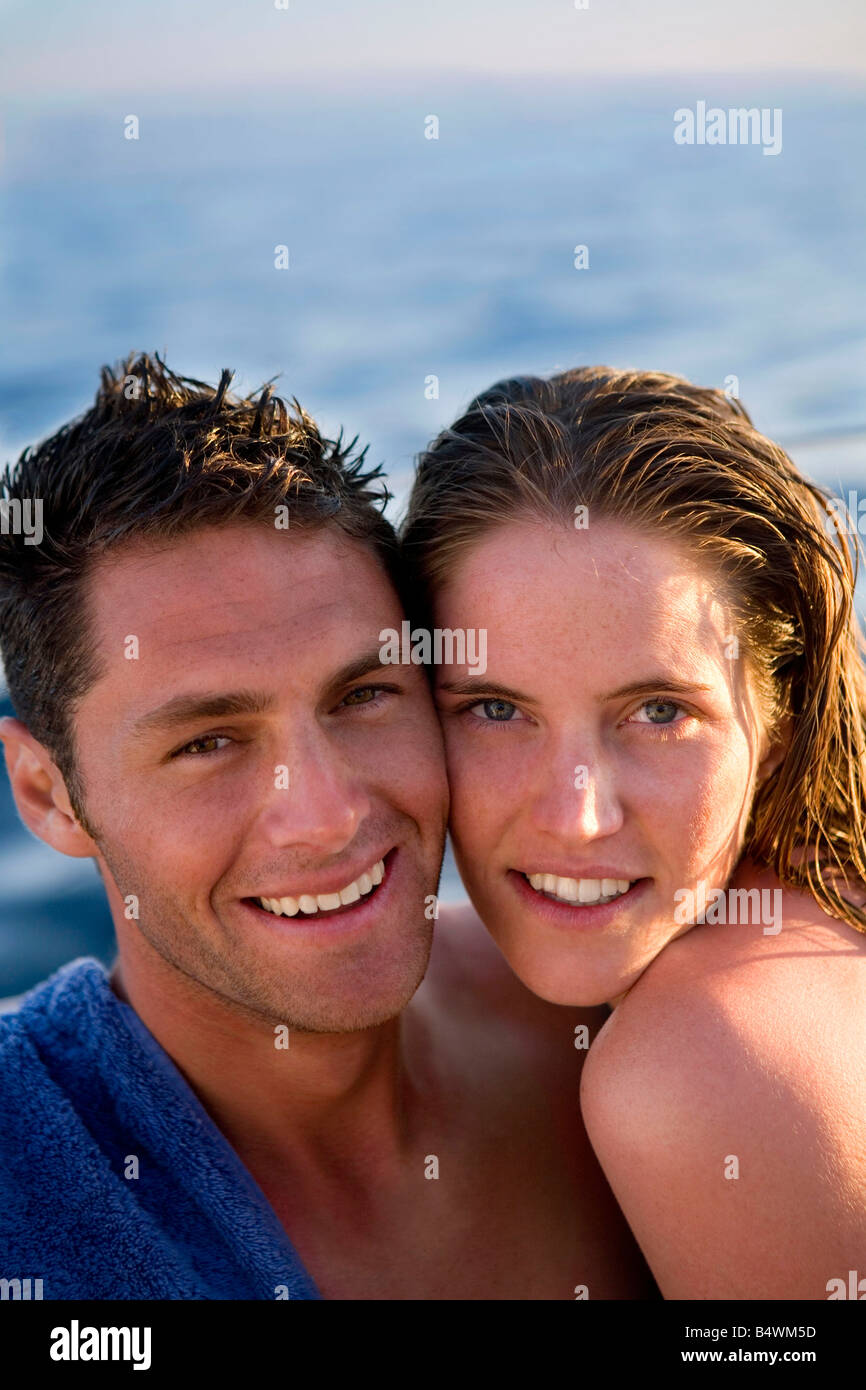Portrait jeune couple at beach Banque D'Images