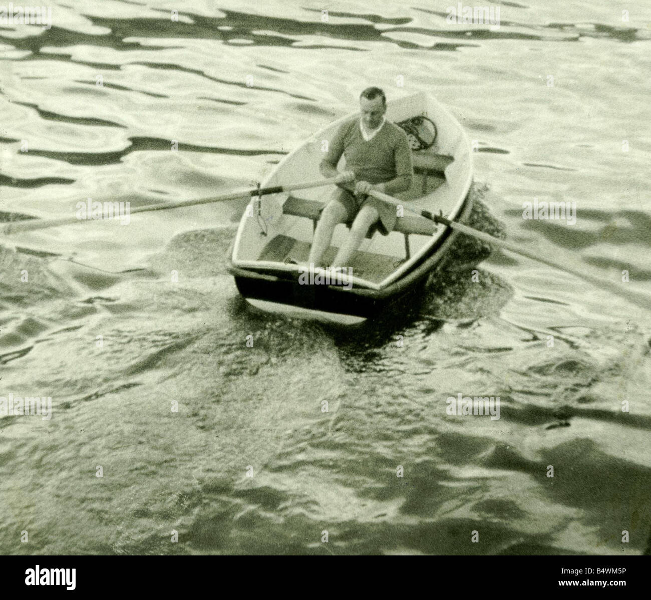 L'amiral Somerville prend un tour dans un bateau à rames comme une forme d'exercice tôt le matin avant le petit déjeuner LA DEUXIÈME GUERRE MONDIALE LA SECONDE GUERRE MONDIALE Banque D'Images