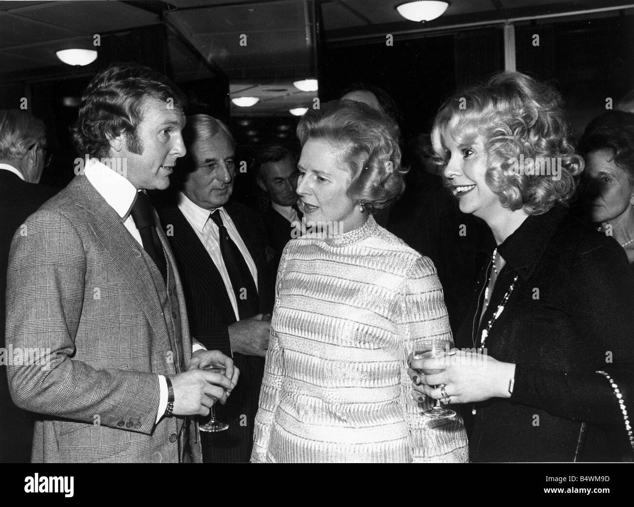 Mme Thatcher parle à l'ex-capitaine de l'Angleterre et la Coupe du Monde 1966 héros gagnante Bobby Moore et son épouse Tina Chef de l'opposition Mme Margaret Thatcher a été l'invité d'honneur d'un Conseil central des activités physiques hôtels à New Zealand House à Londres, décembre 1975 Banque D'Images