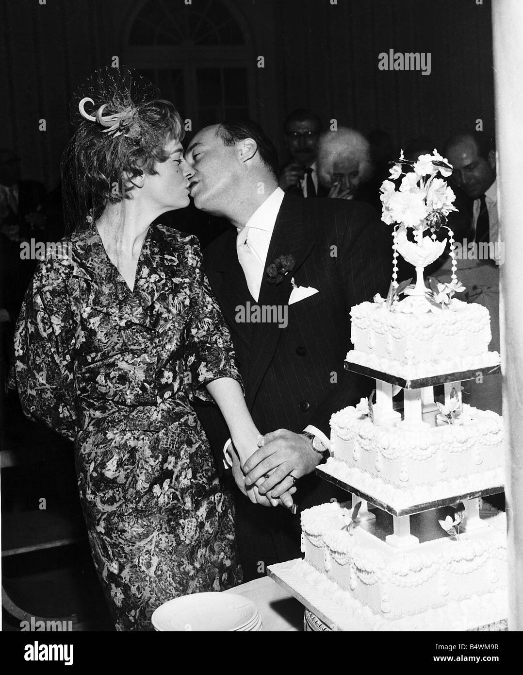 Donald Campbell Monde la terre et l'eau Record de vitesse avec son épouse à leur mariage Banque D'Images