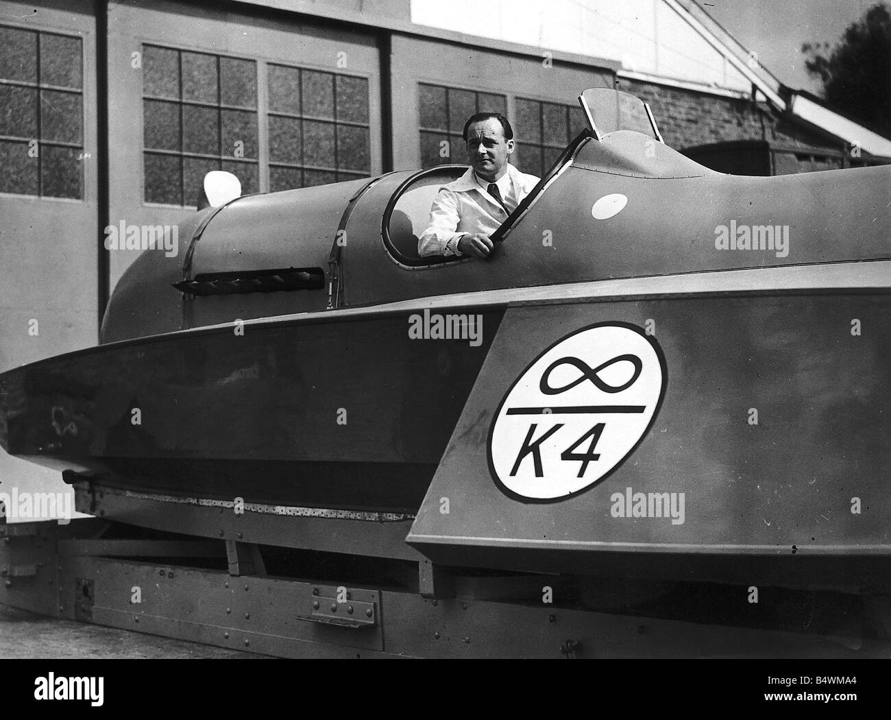 Donald Campbell et de l'eau Record de vitesse assis dans le cockpit de l'OISEAU BLEU bateau qui sera utilisé pour essayer de battre le Banque D'Images
