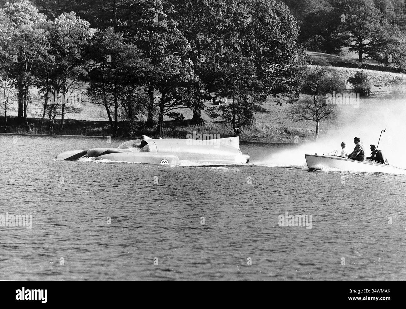 Donald Campbell record du monde de vitesse sur terre et l'eau dans le bleu de l'eau de Coniston Banque D'Images