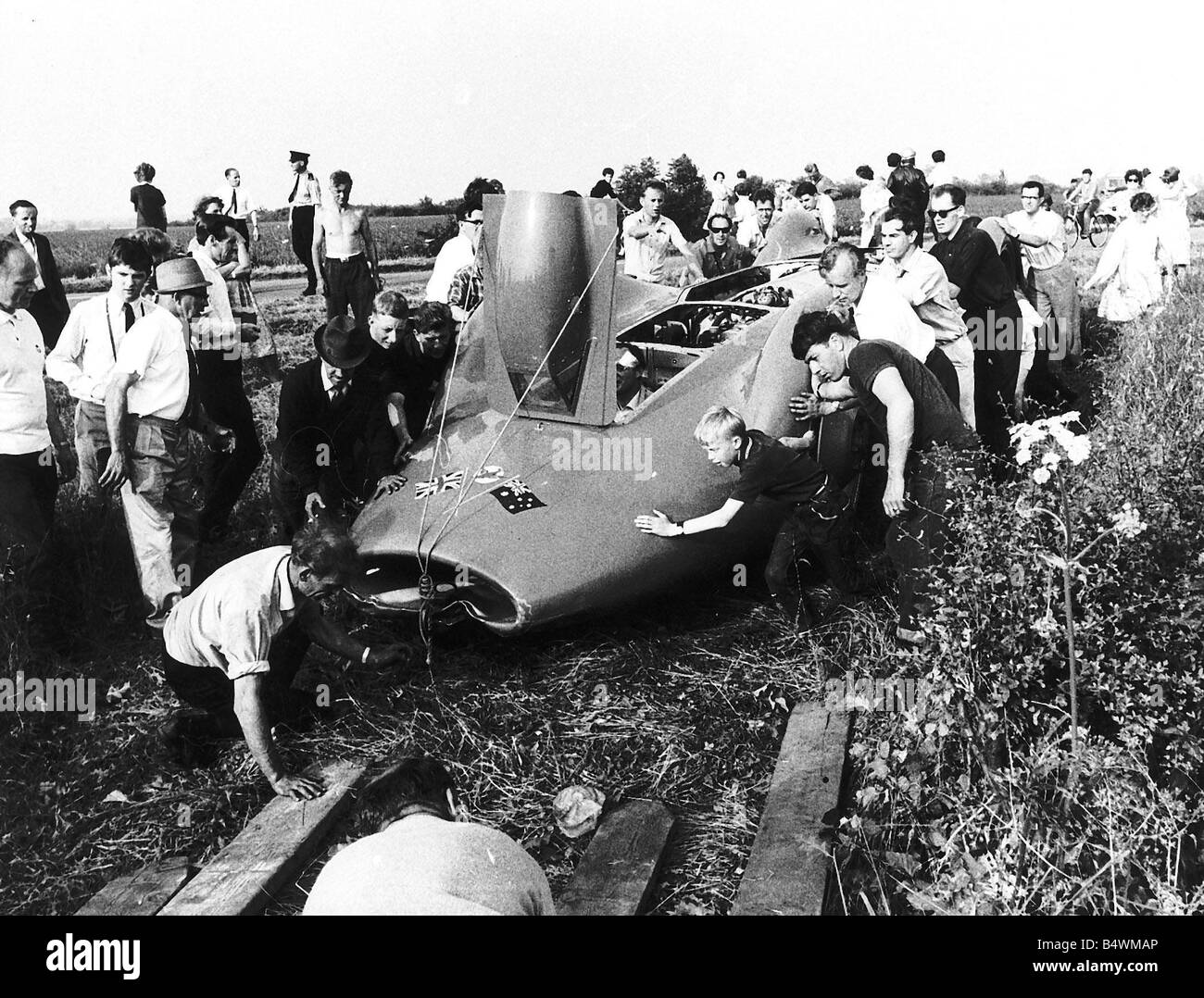 Donald Campbell record du monde de vitesse sur terre et l'eau dans bluebird voiture après précipités hors de contrôle Banque D'Images