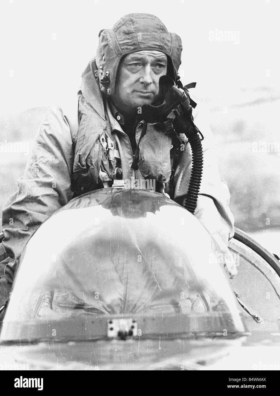 Donald Campbell World Record de vitesse de la Terre et de l'eau entrer dans le cockpit de son bateau Bluebird Banque D'Images