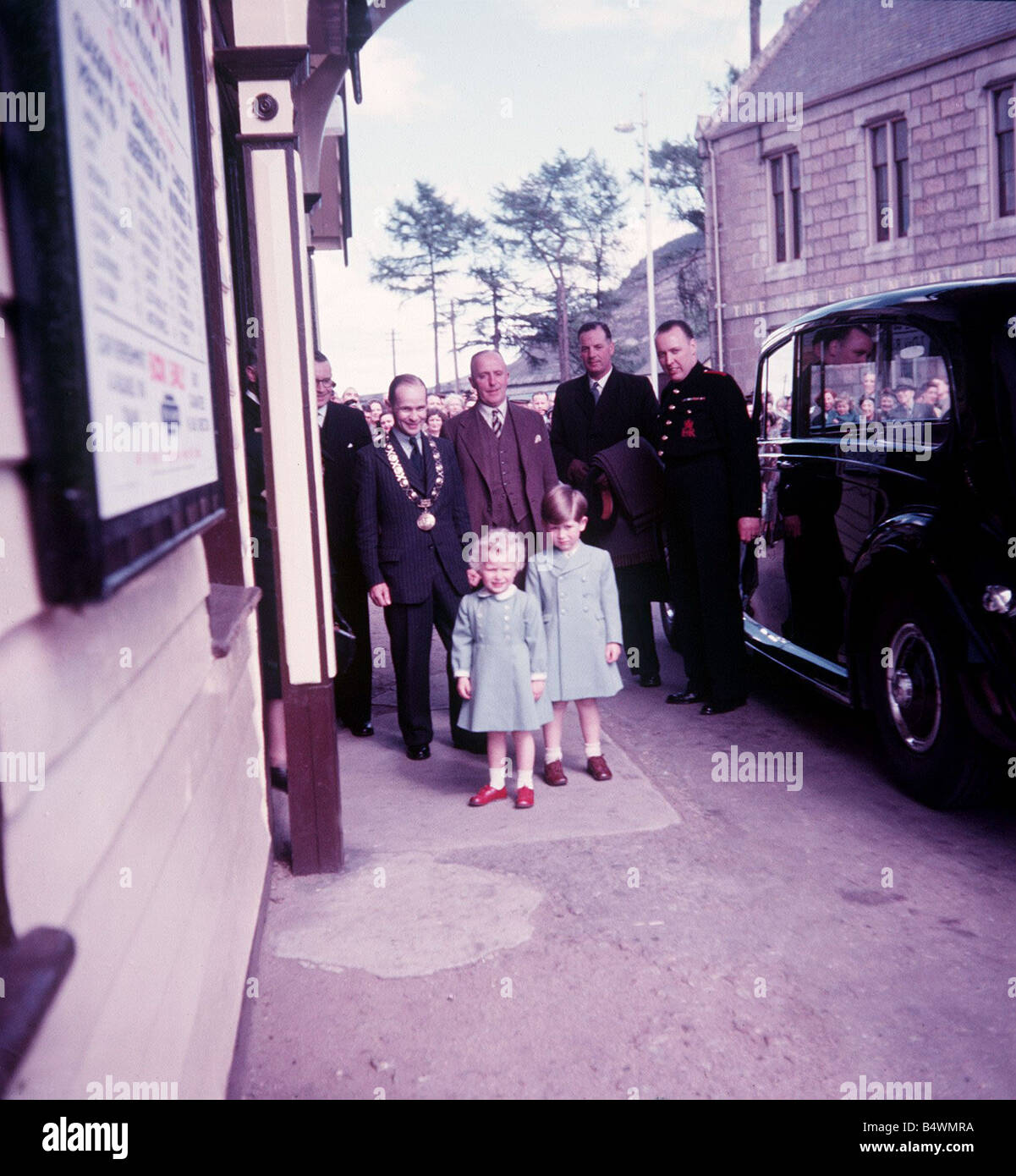 Le Prince Charles et la Princesse Anne arrivent à la station de Ballater 9 miles de Balmoral pour leur voyage de retour à la maison après une maison de 1956 avec Provost John Craig portant la chaîne d'or et un détective Barr en bleu royal valet de tenue de combat Banque D'Images