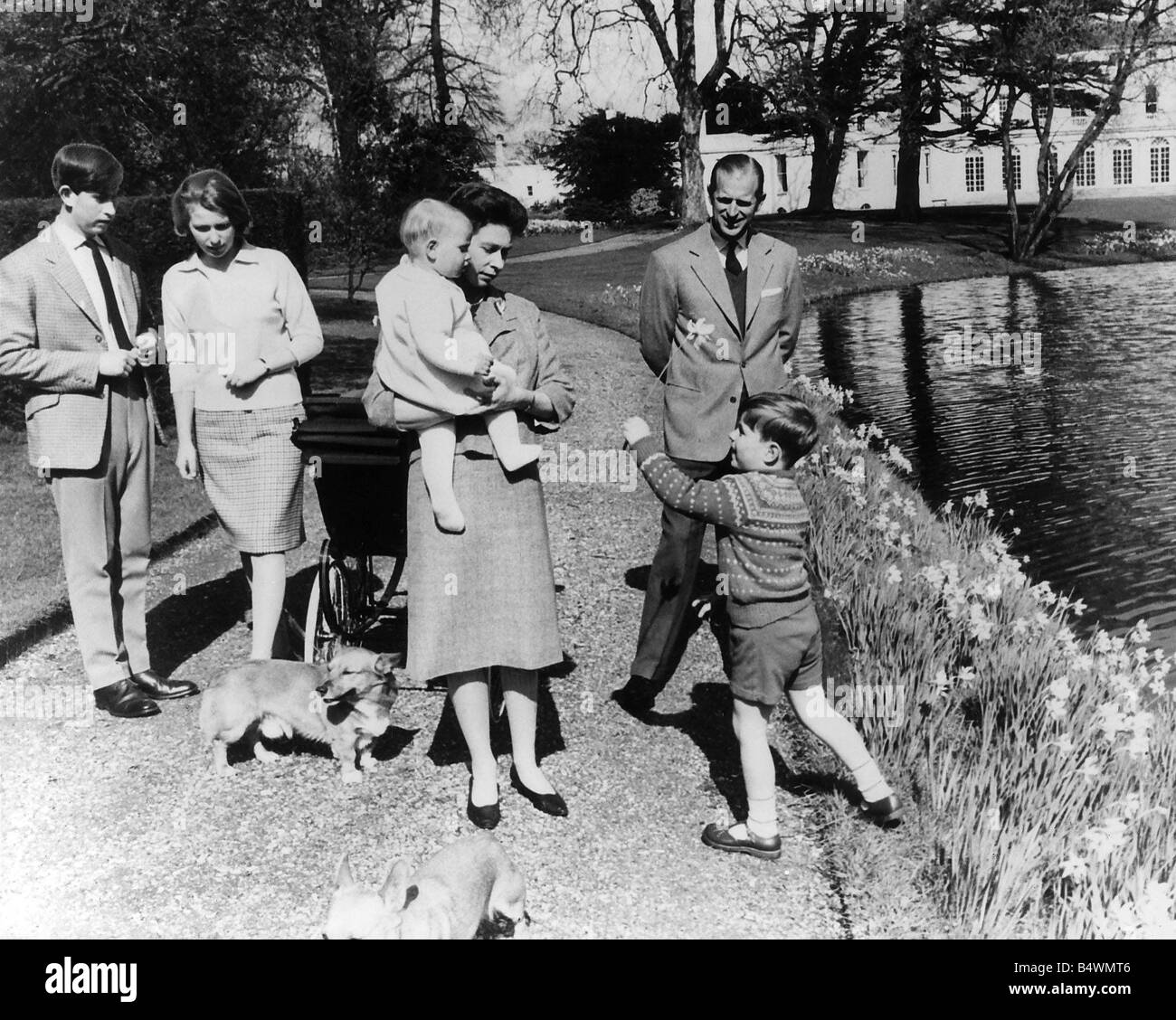 La reine Elizabeth II et de la famille marcher avec corgis y compris le Prince Philip droit et leurs enfants le Prince Charles Princess gauche Banque D'Images