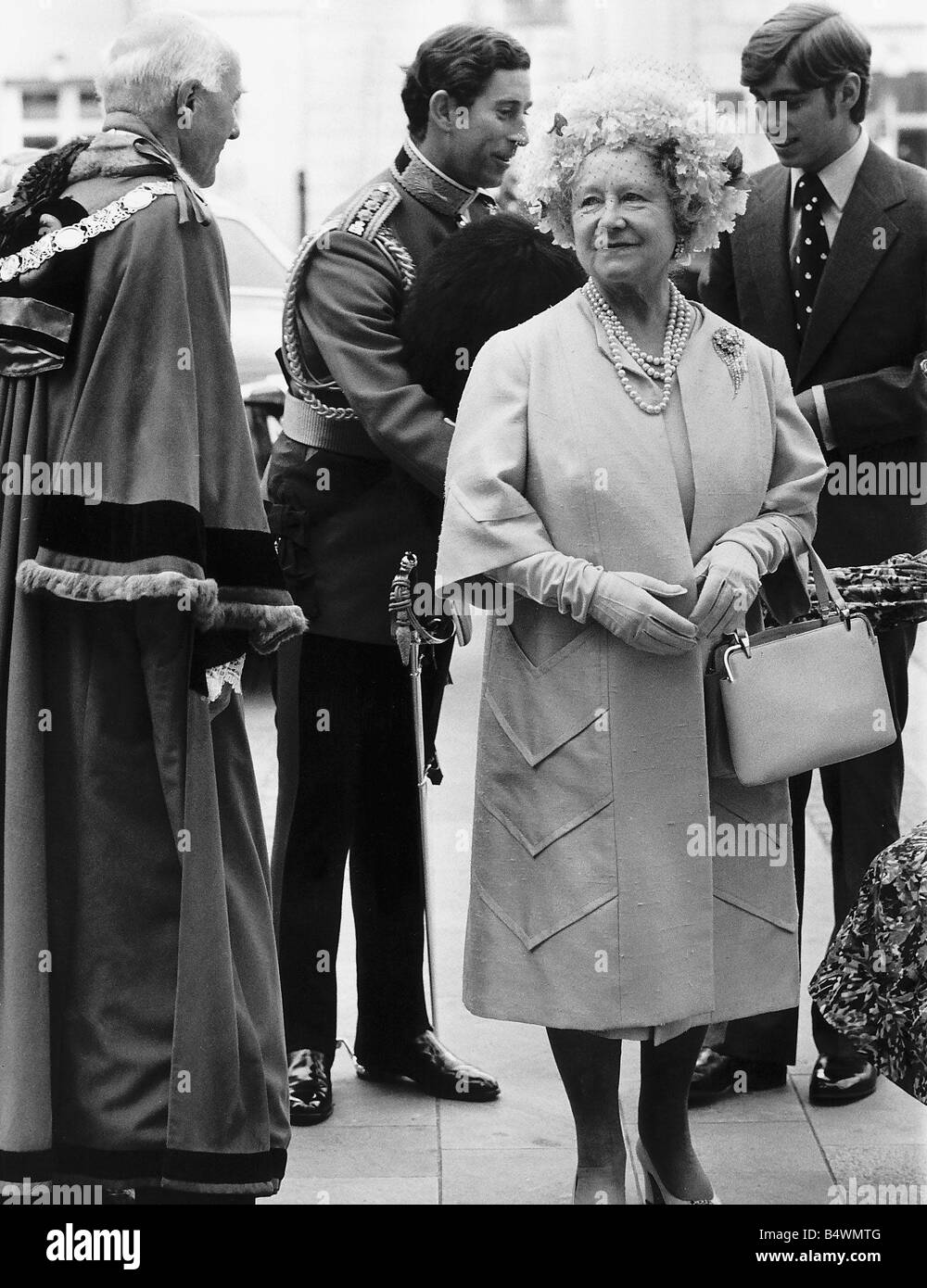 Reine Mère avec ses petits-fils, le Prince Charles et de l'île après un service d'action de grâces qui s'est tenue à St Pauls Cathédrale pour célébrer le cinquième anniversaire de l'adhésion de Queens après le service un service est tenu à Guildhall MSI Banque D'Images