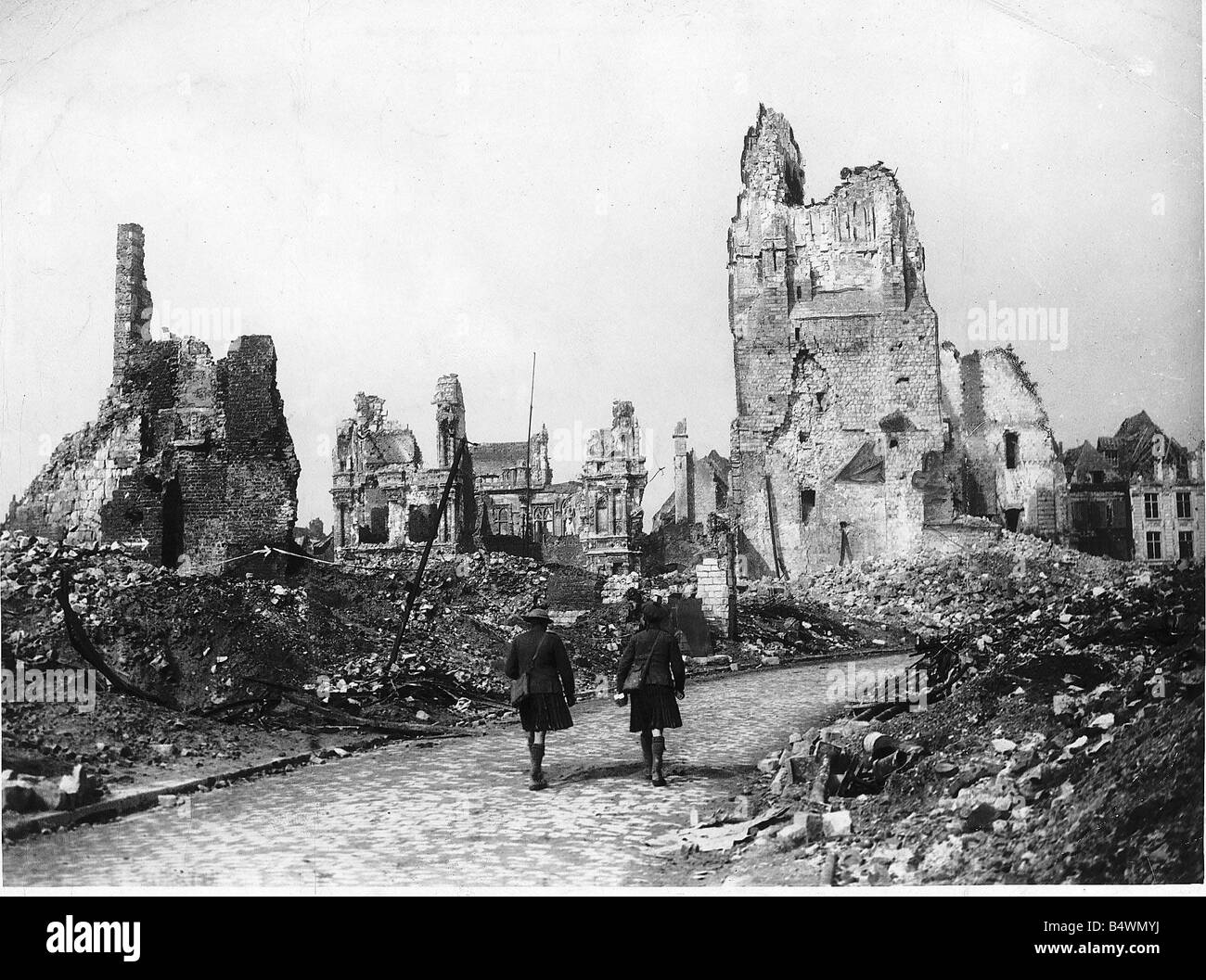 La Première Guerre mondiale, reste de l'Hôtel de Ville Arras Mai 1917 Deux soldats marcher passé l'hôtel en France Banque D'Images